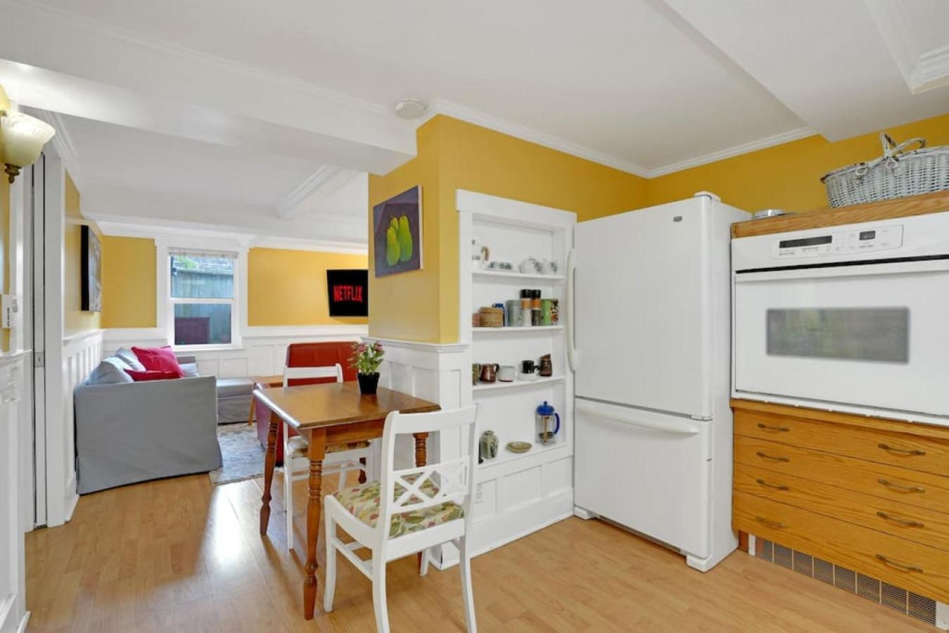 Artsy Private Guest With Outdoor Saloon Holiday home Vancouver