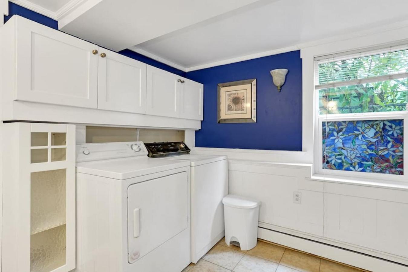 Artsy Private Guest With Outdoor Saloon * Vancouver