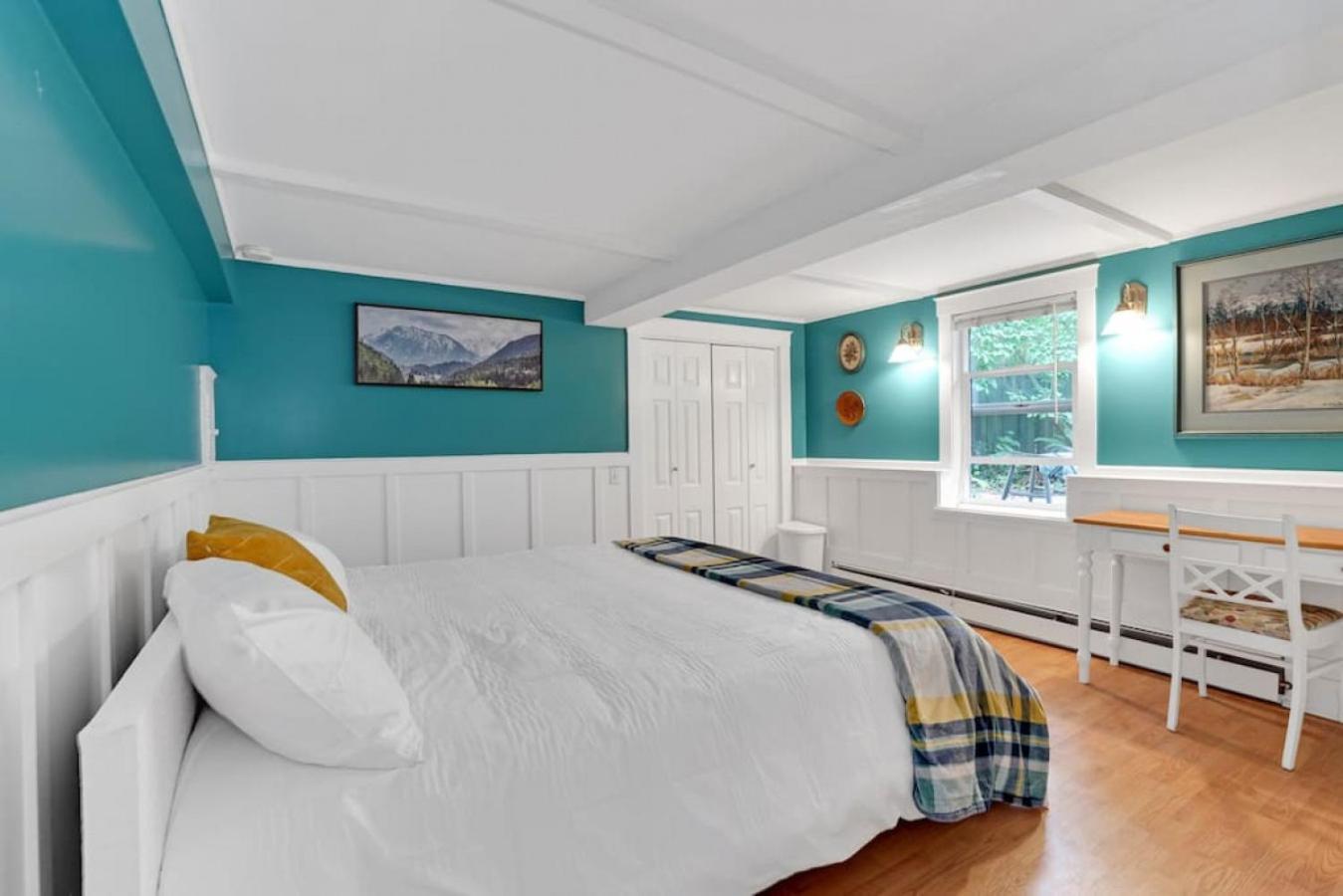 Artsy Private Guest With Outdoor Saloon Holiday home Vancouver