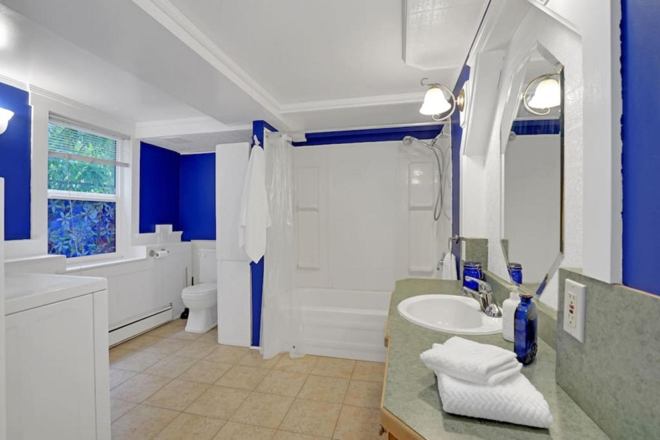 Artsy Private Guest With Outdoor Saloon *