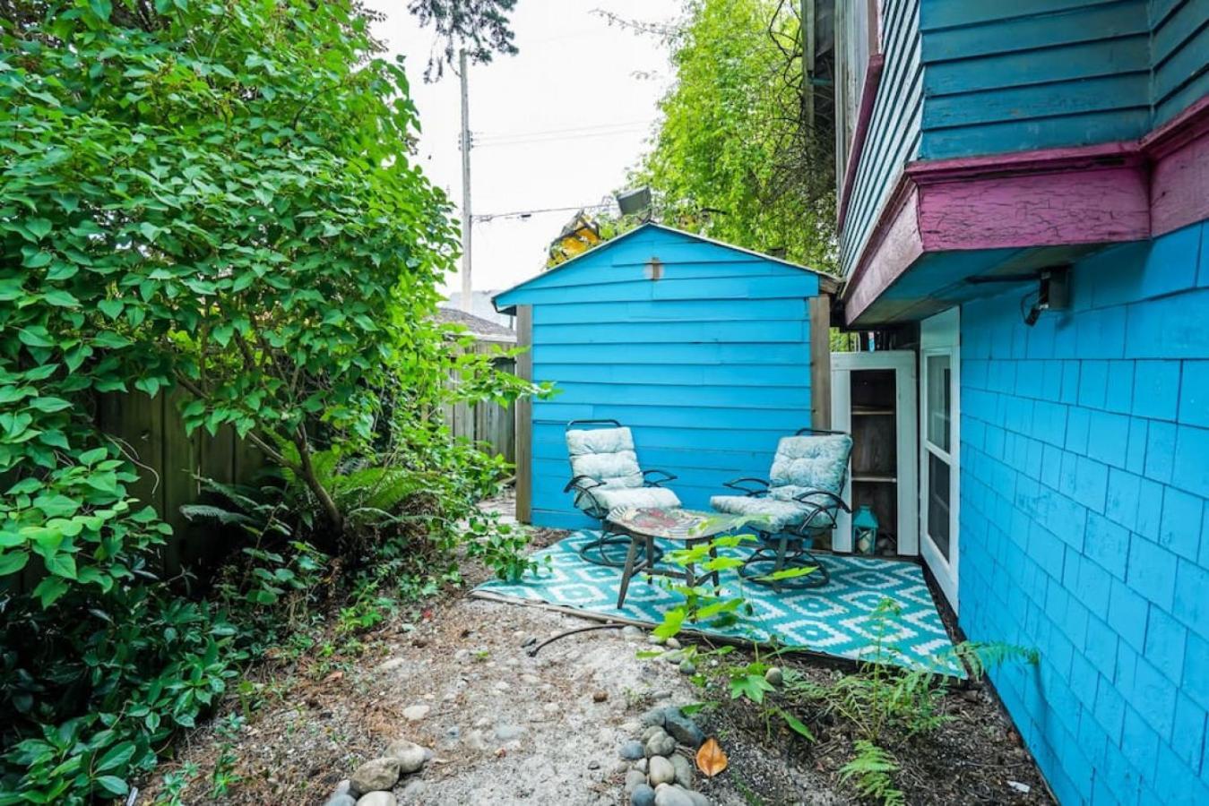 Artsy Private Guest With Outdoor Saloon