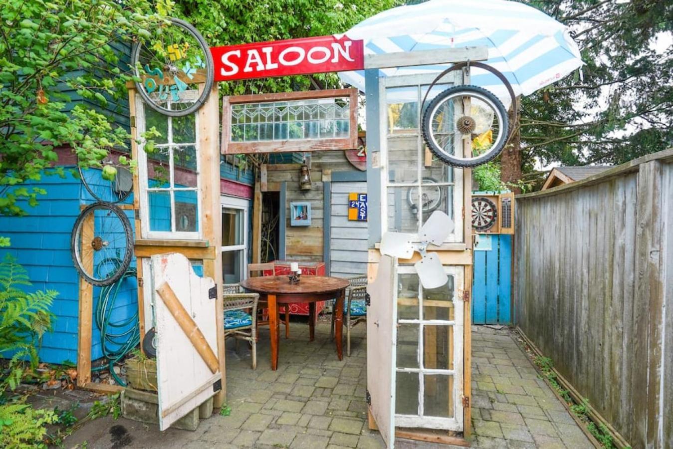 Artsy Private Guest With Outdoor Saloon