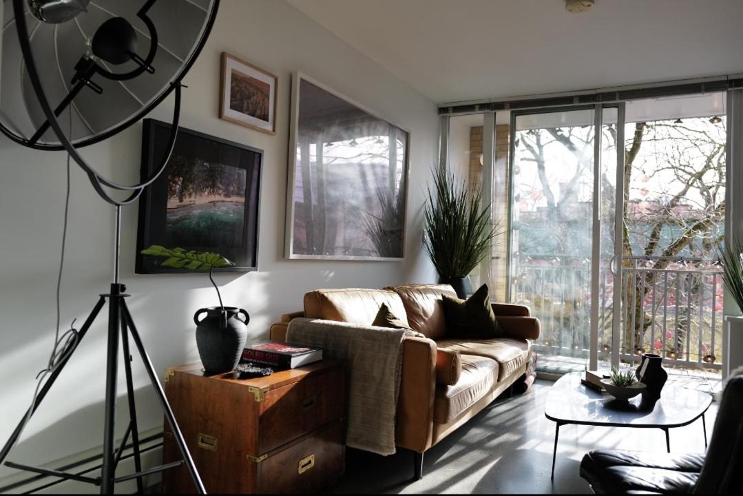 Modern, Bright 2 Bedroom In Historic Chinatown, Downtown Apartment *