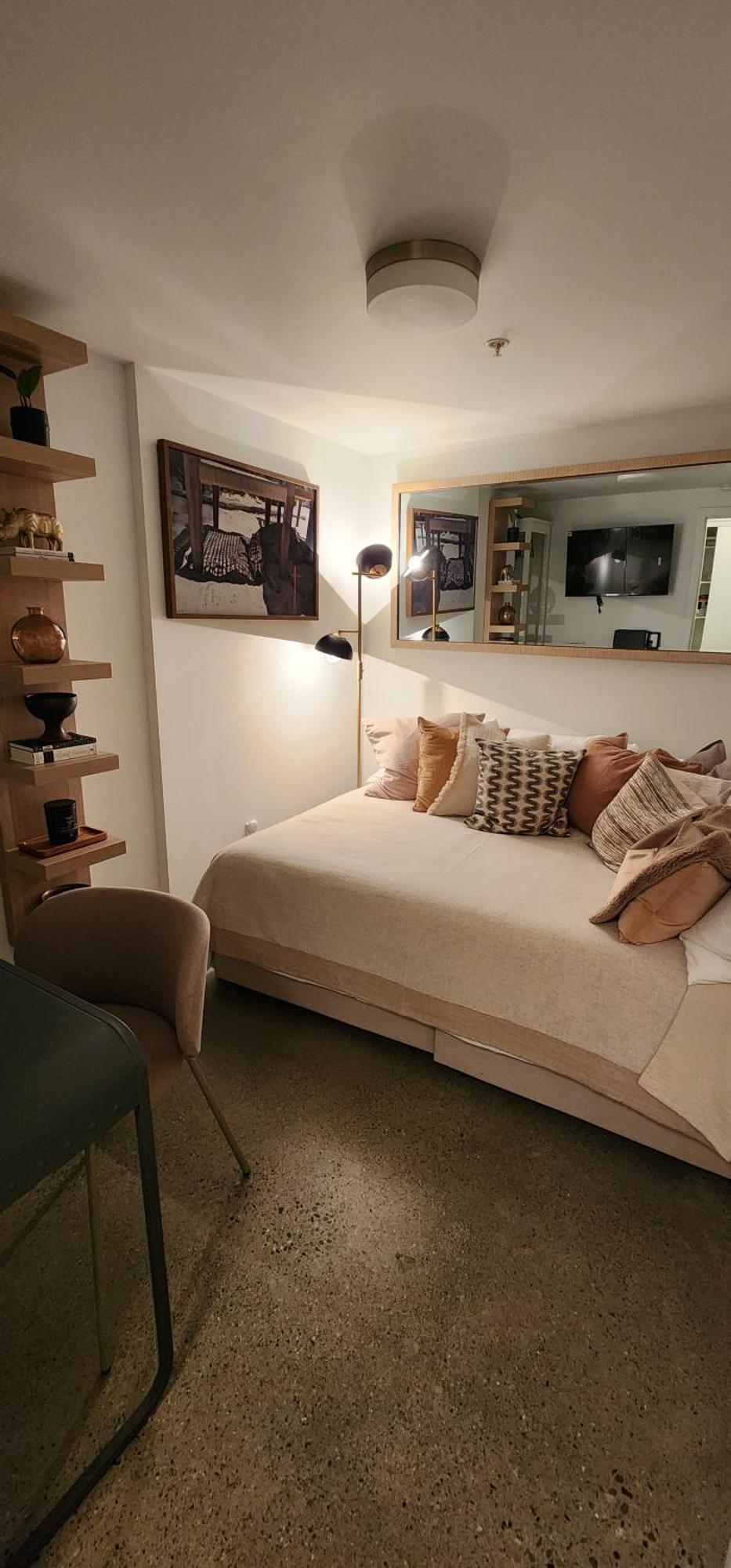 Modern, Bright 2 Bedroom In Historic Chinatown, Downtown Apartment *