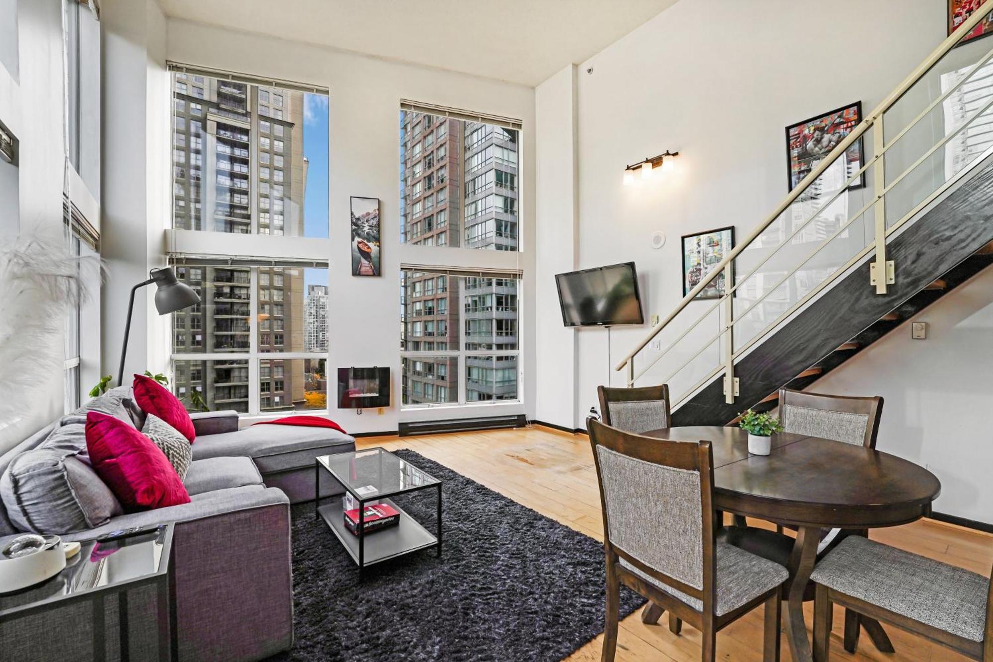 Stunning Loft In Yaletown With Panoramic City Views Apartment *