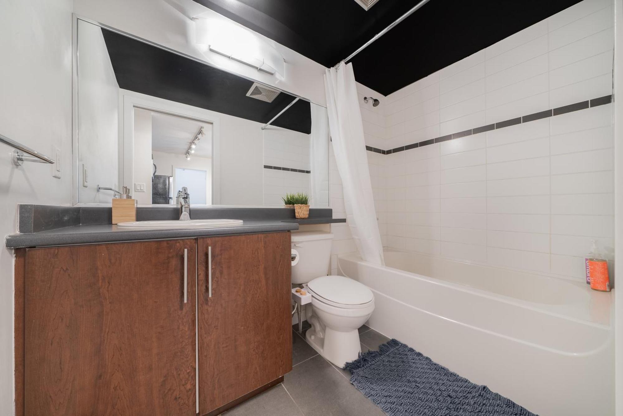 Great Ocean Mountain & Views With One Free Parking Apartment Vancouver