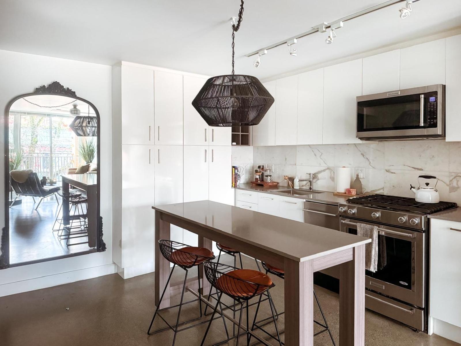 Modern, Bright 2 Bedroom In Historic Chinatown, Downtown