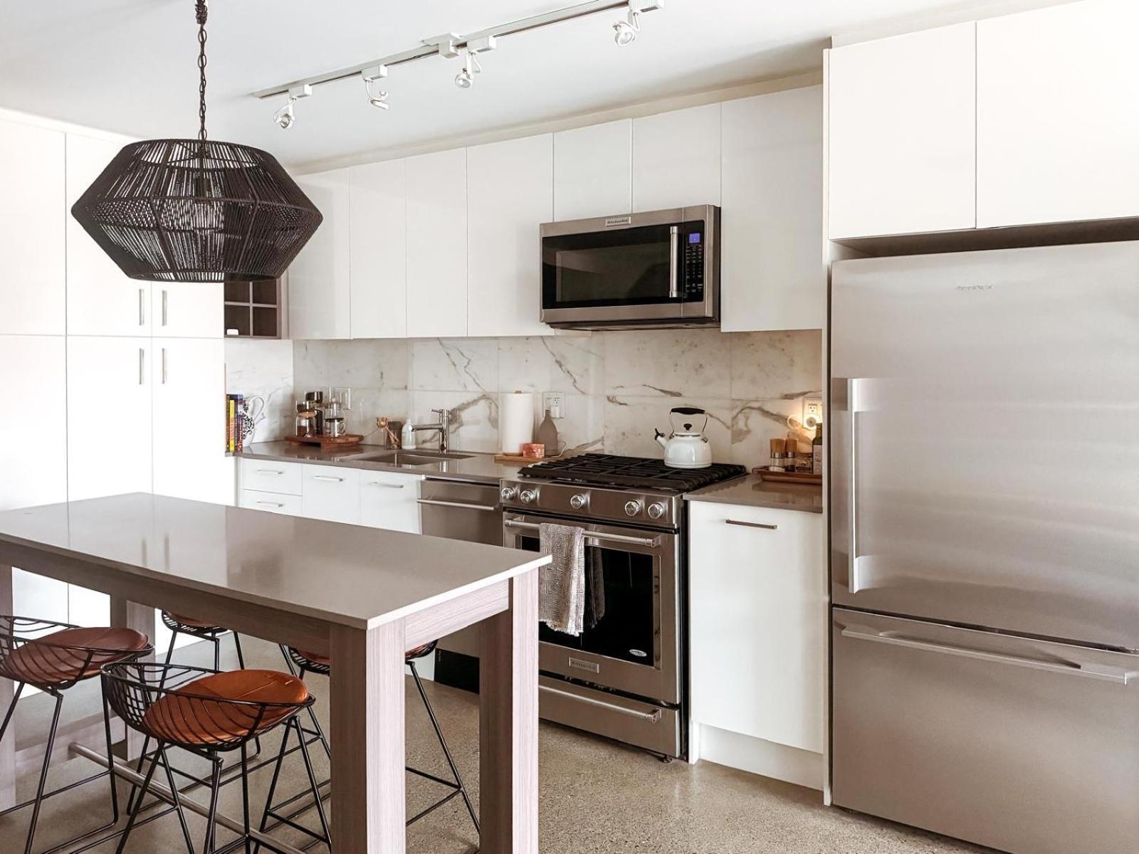 Modern, Bright 2 Bedroom In Historic Chinatown, Downtown Apartment
