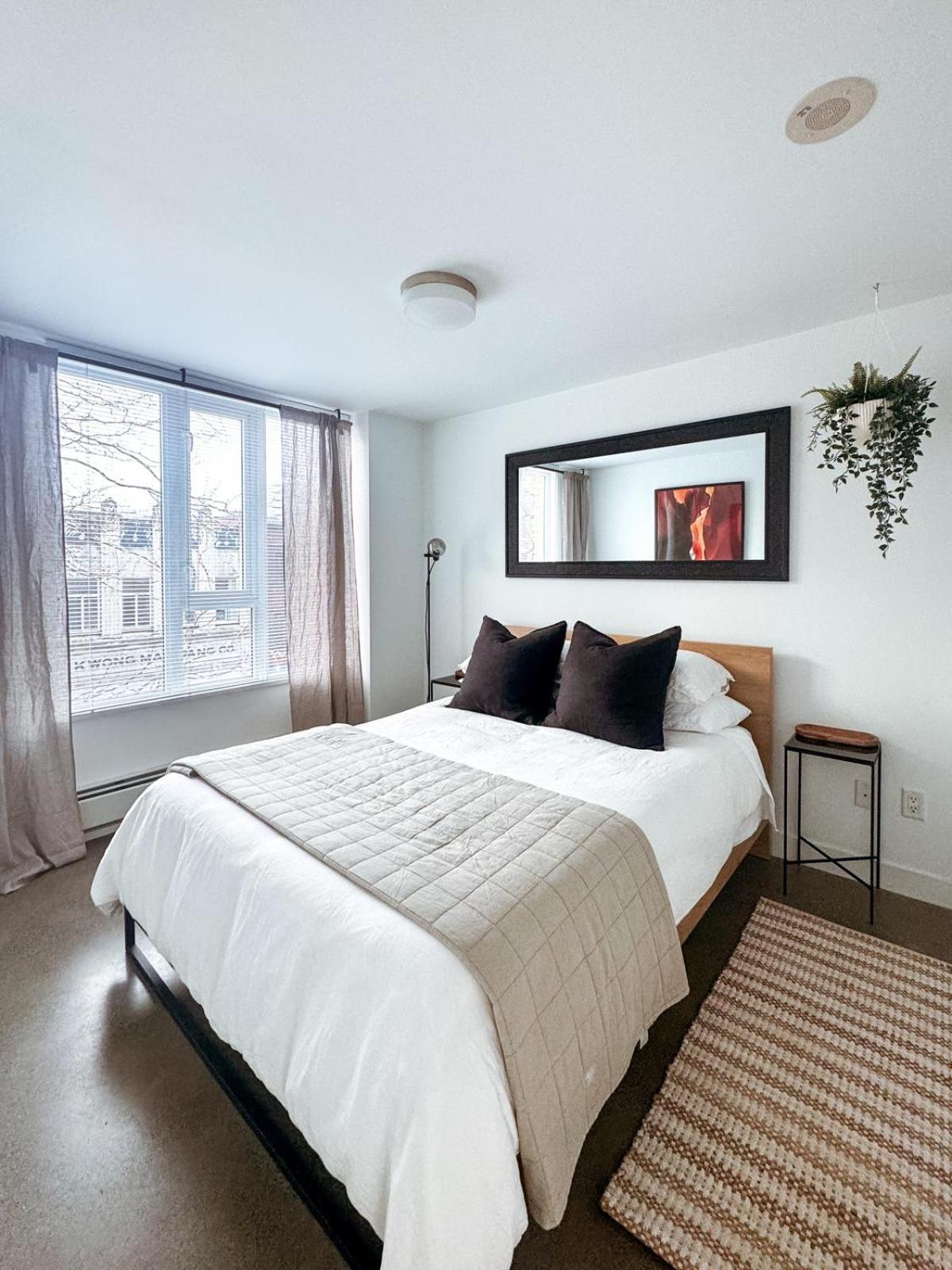 Modern, Bright 2 Bedroom In Historic Chinatown, Downtown * Vancouver