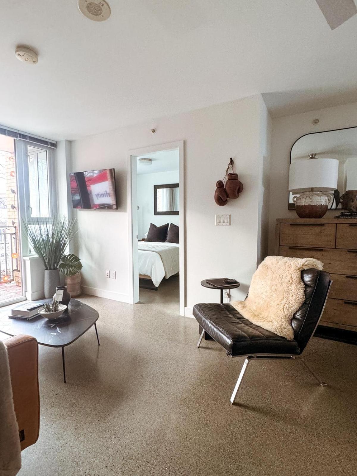Modern, Bright 2 Bedroom In Historic Chinatown, Downtown Apartment