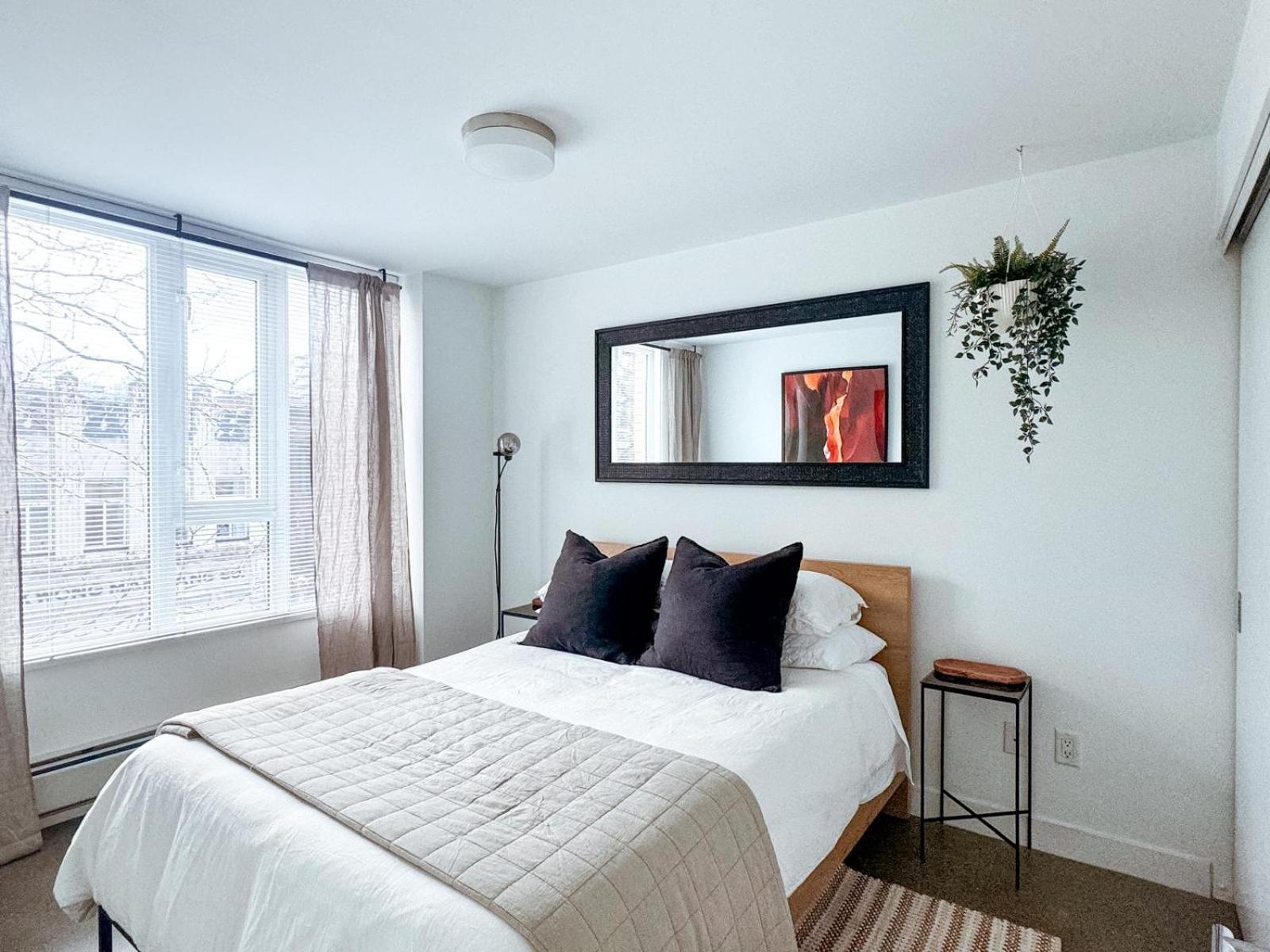 Apartment Modern, Bright 2 Bedroom In Historic Chinatown, Downtown Vancouver