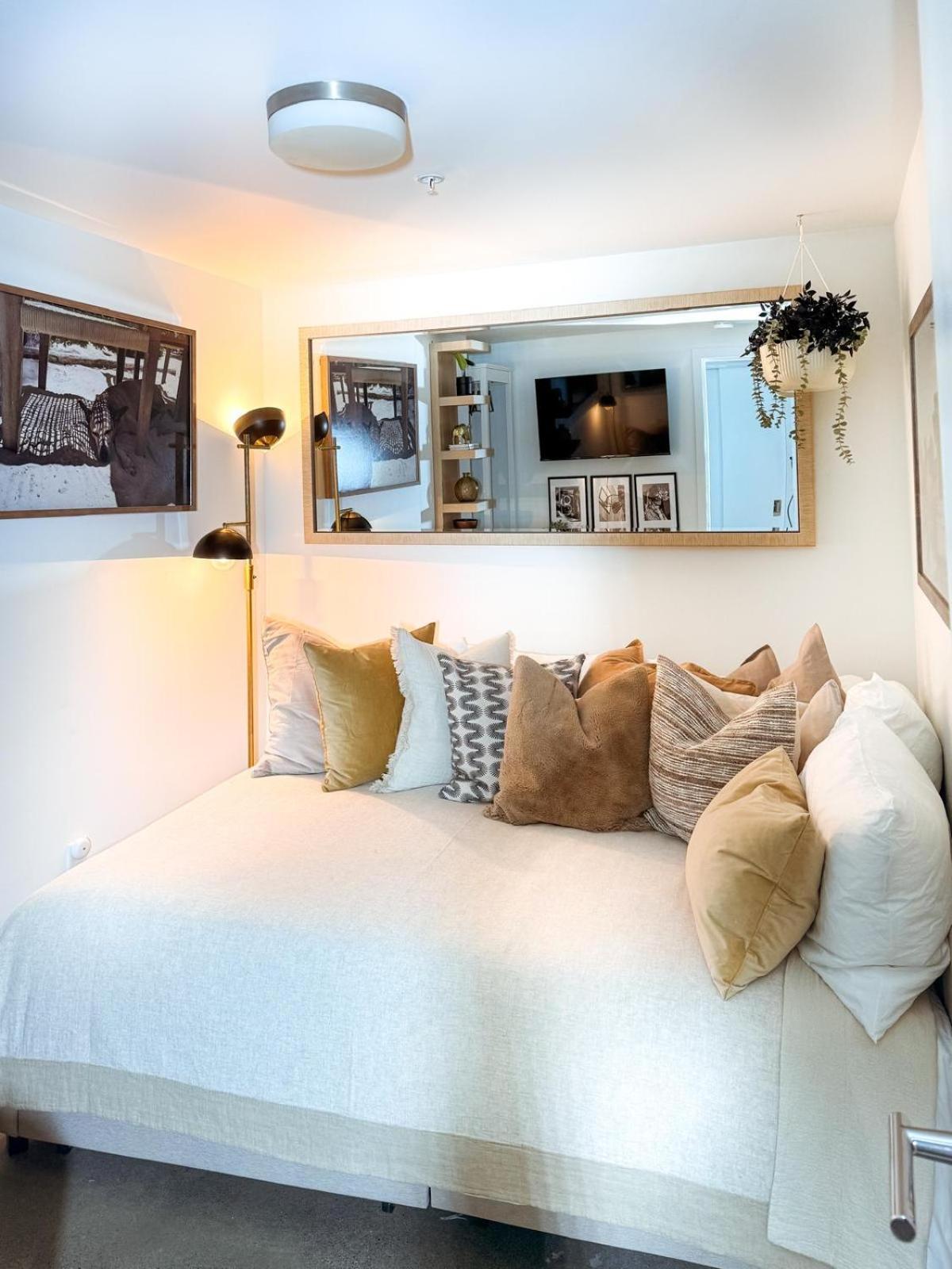 Modern, Bright 2 Bedroom In Historic Chinatown, Downtown Vancouver