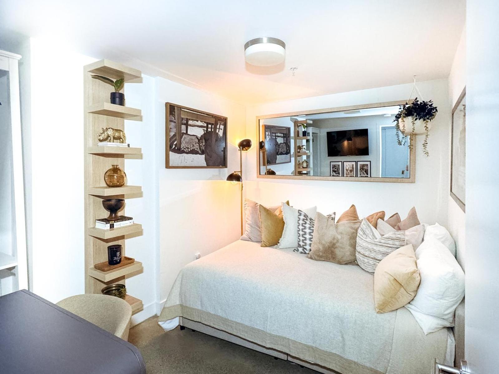 Modern, Bright 2 Bedroom In Historic Chinatown, Downtown * Vancouver