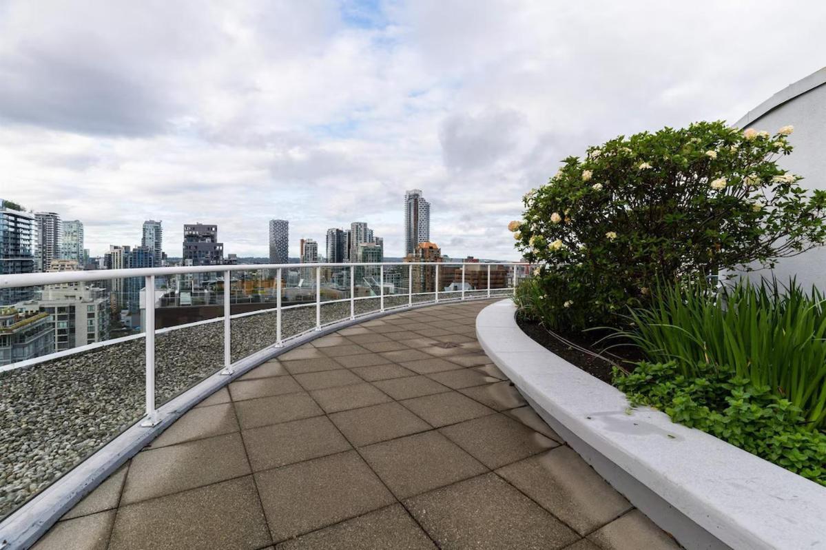 Stylish Two-story Loft With Rooftop Deck Vancouver
