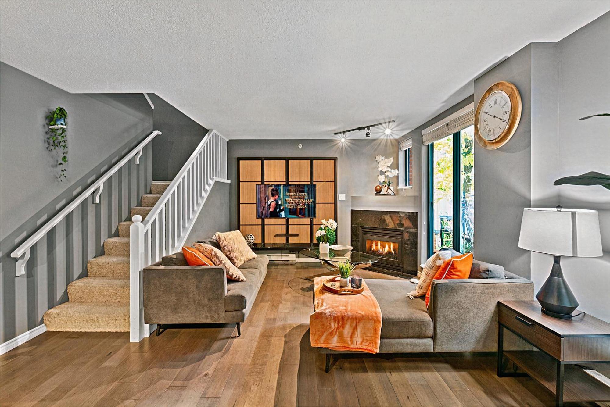 Magnificent 3 Bedroom Duplex In Center Of Yaletown With Fireplace