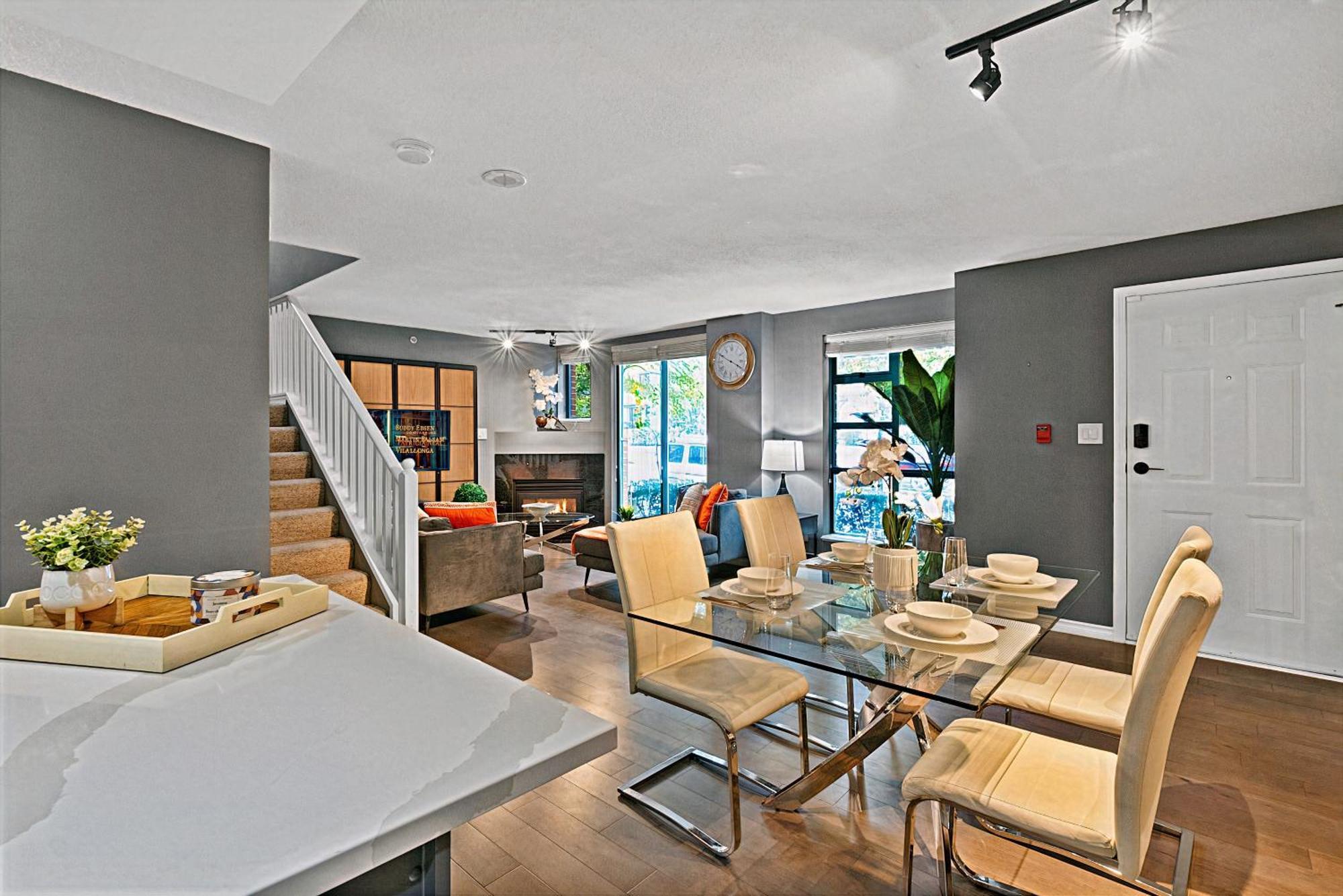 Magnificent 3 Bedroom Duplex In Center Of Yaletown With Fireplace * Vancouver