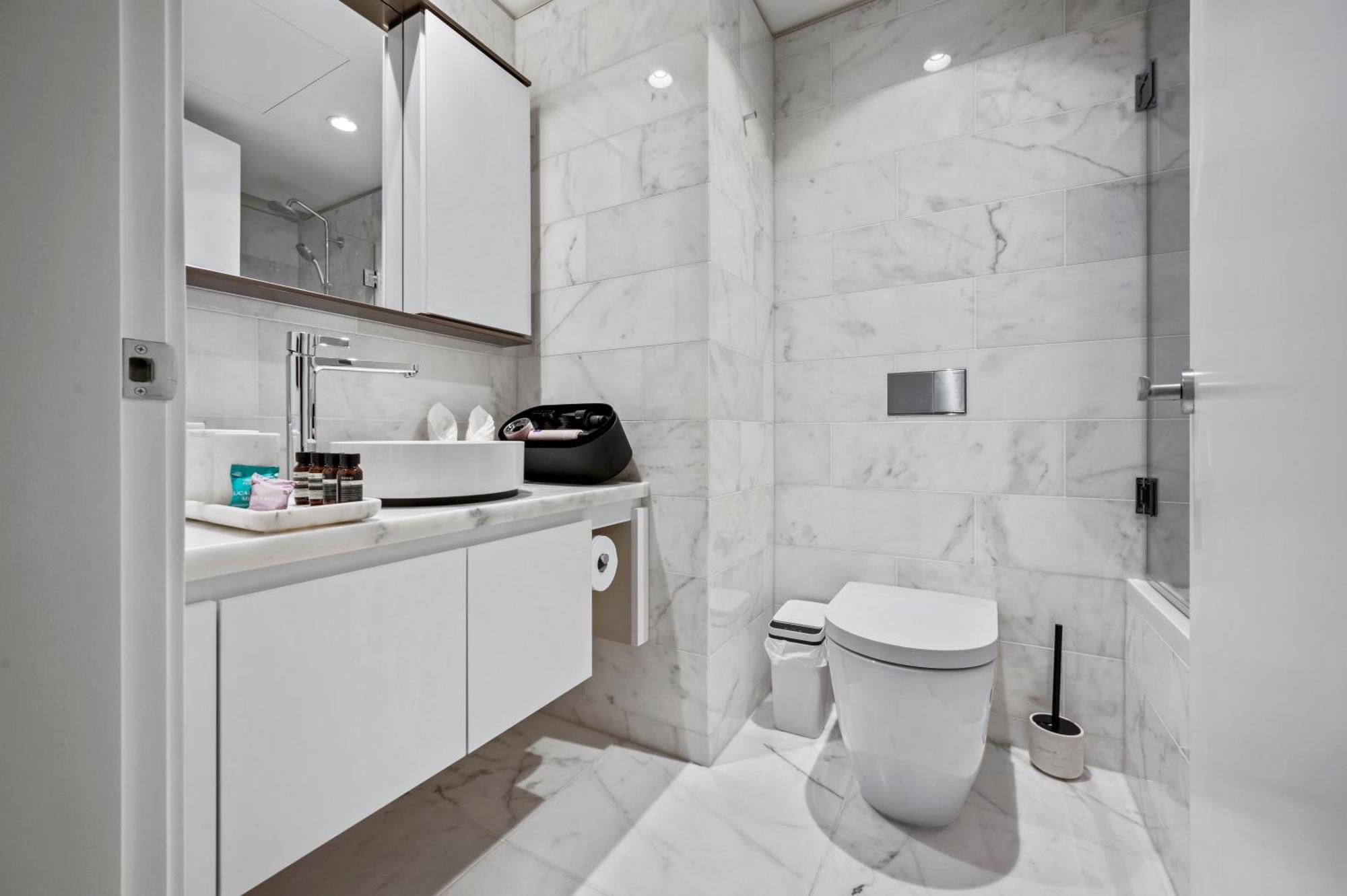 2br - Sauna, 24-7 Gym, Parking, With Gaggenau & Aesop Vancouver