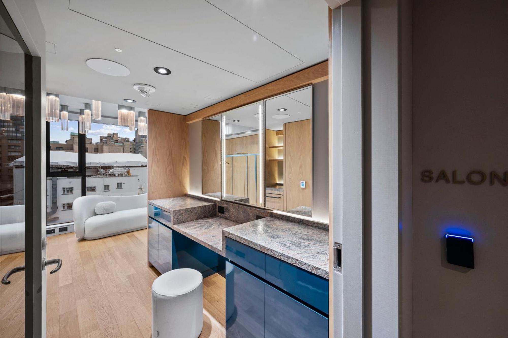 2br - Sauna, 24-7 Gym, Parking, With Gaggenau & Aesop * Vancouver