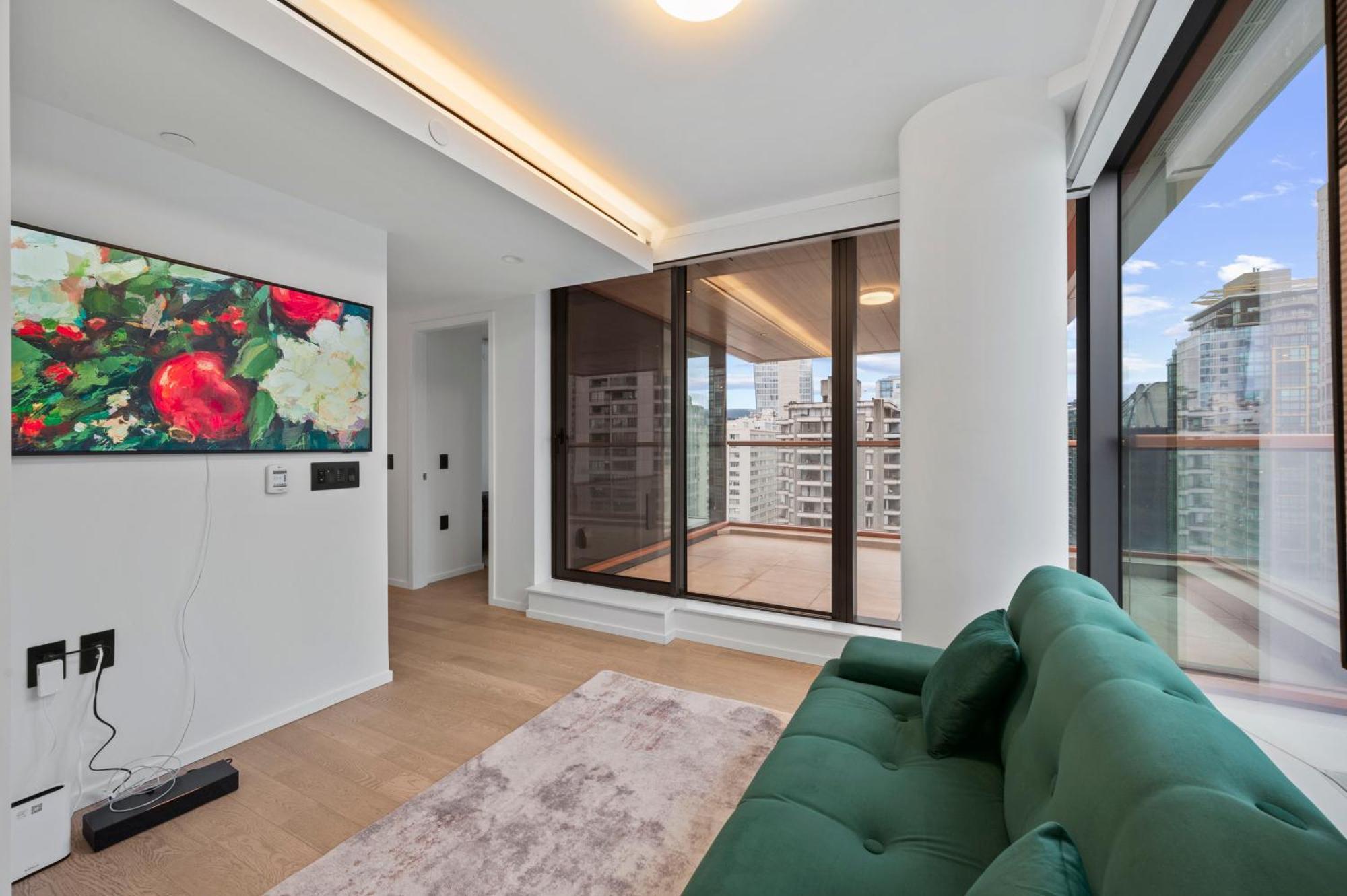 Apartment 2br - Sauna, 24-7 Gym, Parking, With Gaggenau & Aesop Vancouver