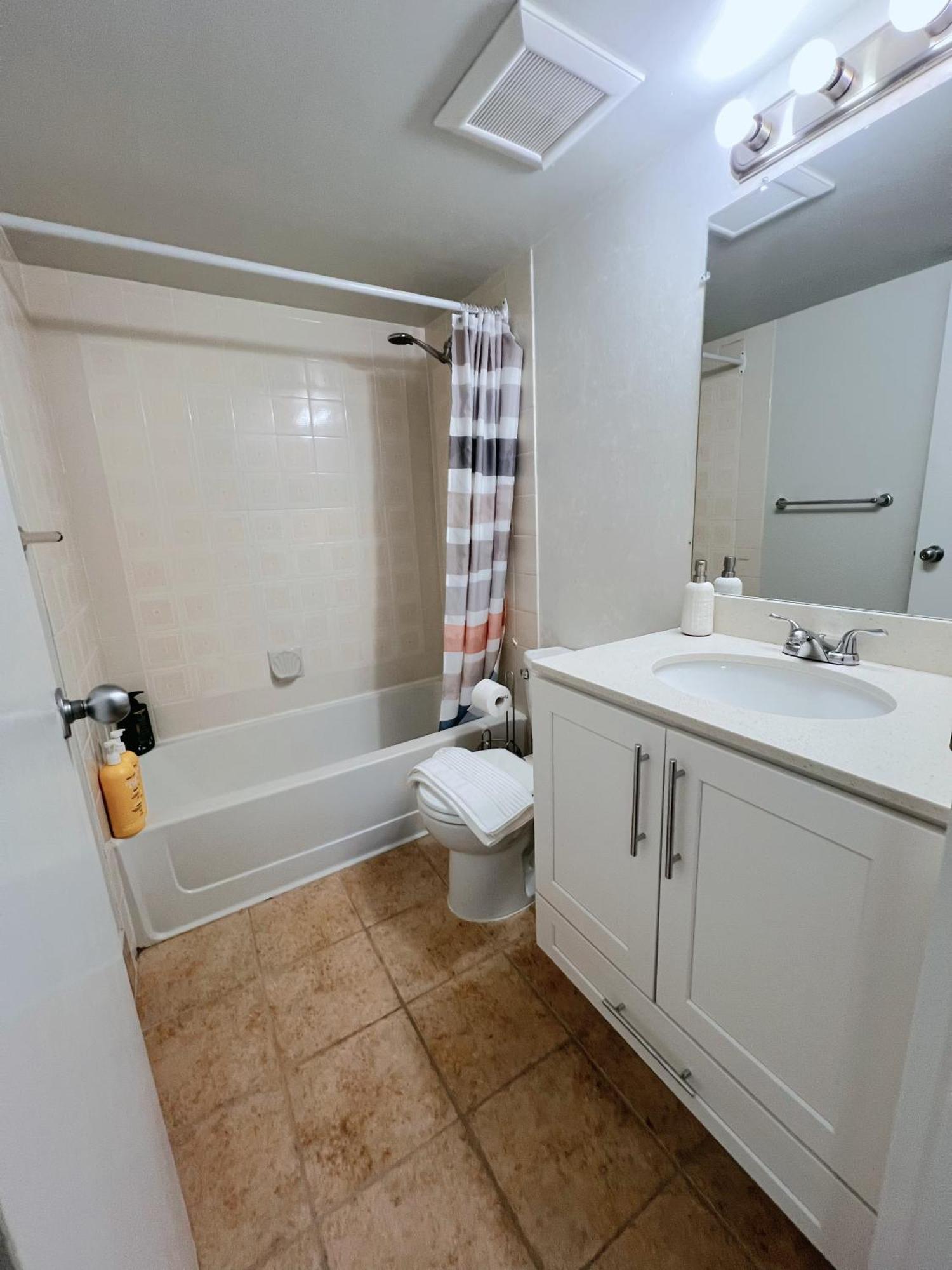 Beautiful 2 Beds Dwtn Free Parking King Bed Apartment