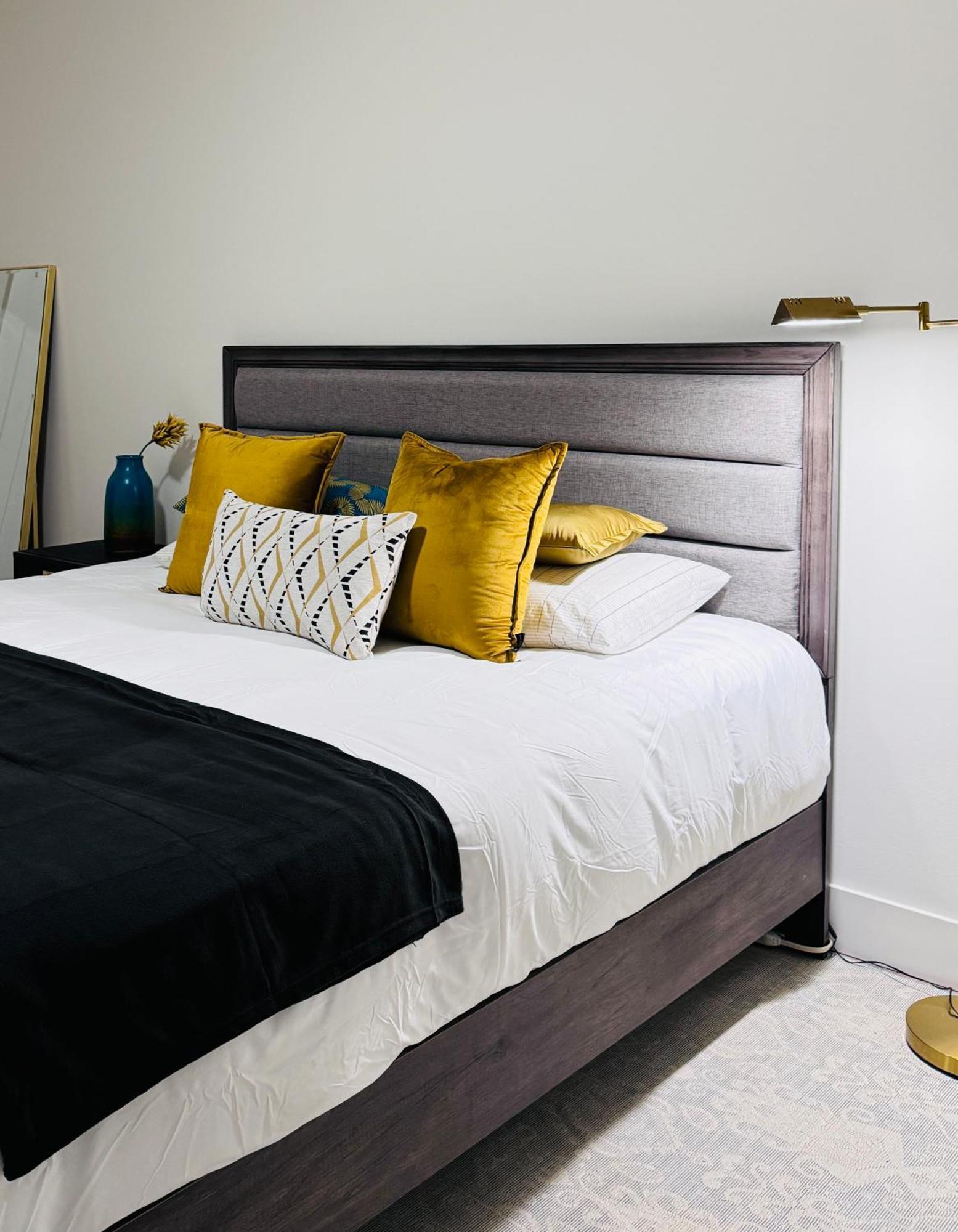 Guest house Deluxe King Bedroom Private Bath In West *