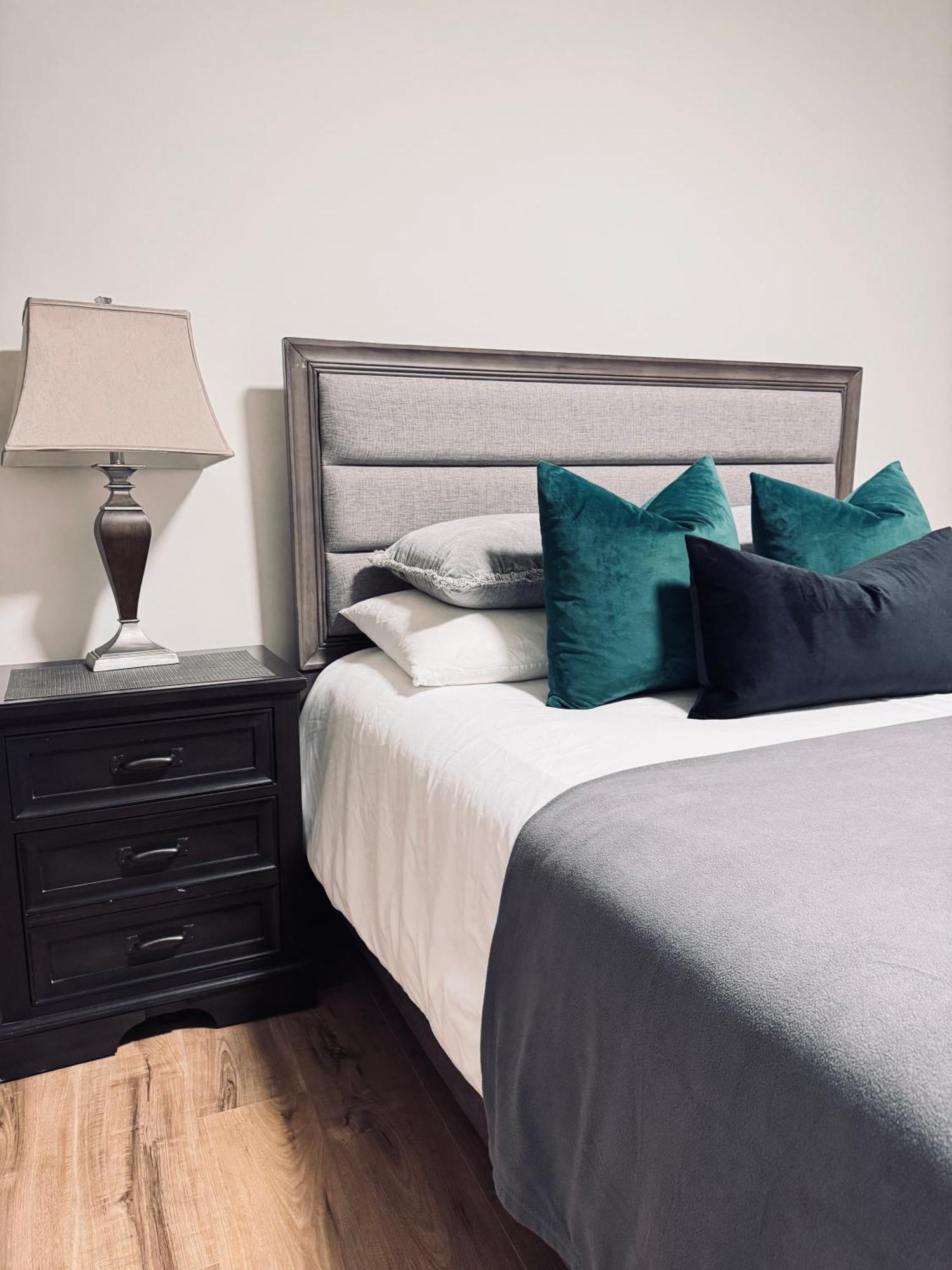 Deluxe Master Queen Bedroom Private Bathroom In West