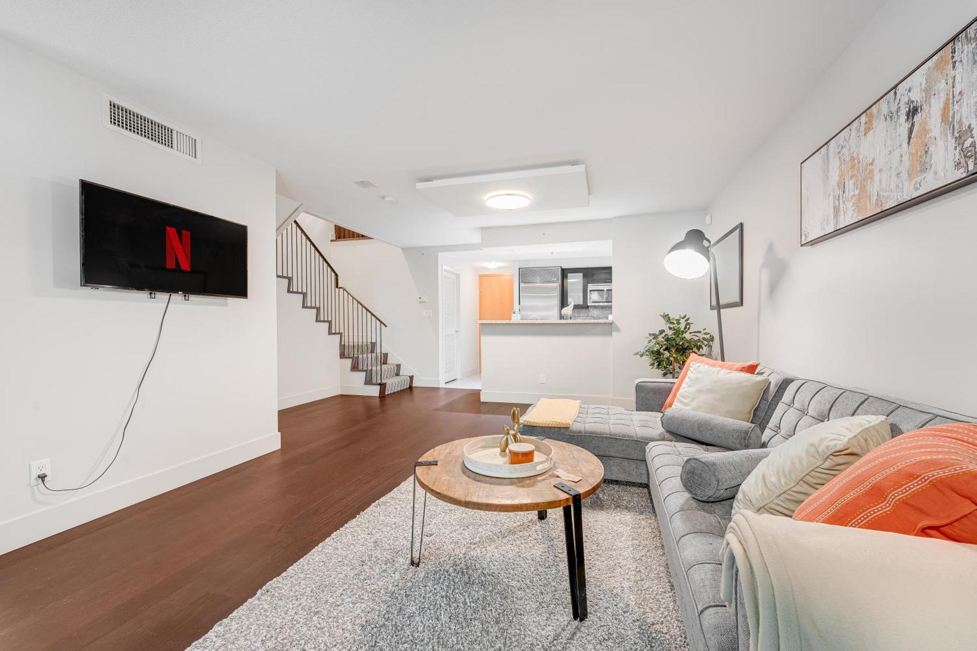Modern Two-bedroom Waterfront With Panoramic Coal Harbour Views And Luxurious Amenities *