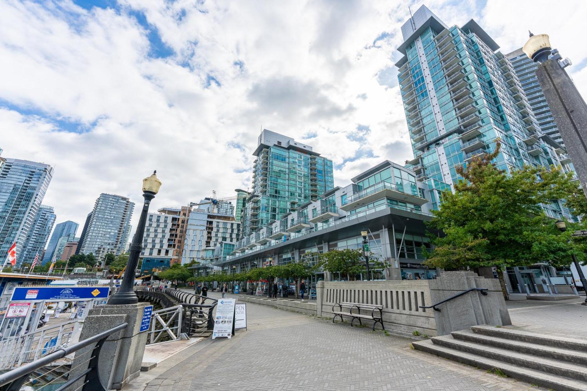 Modern Two-bedroom Waterfront With Panoramic Coal Harbour Views And Luxurious Amenities Apartment