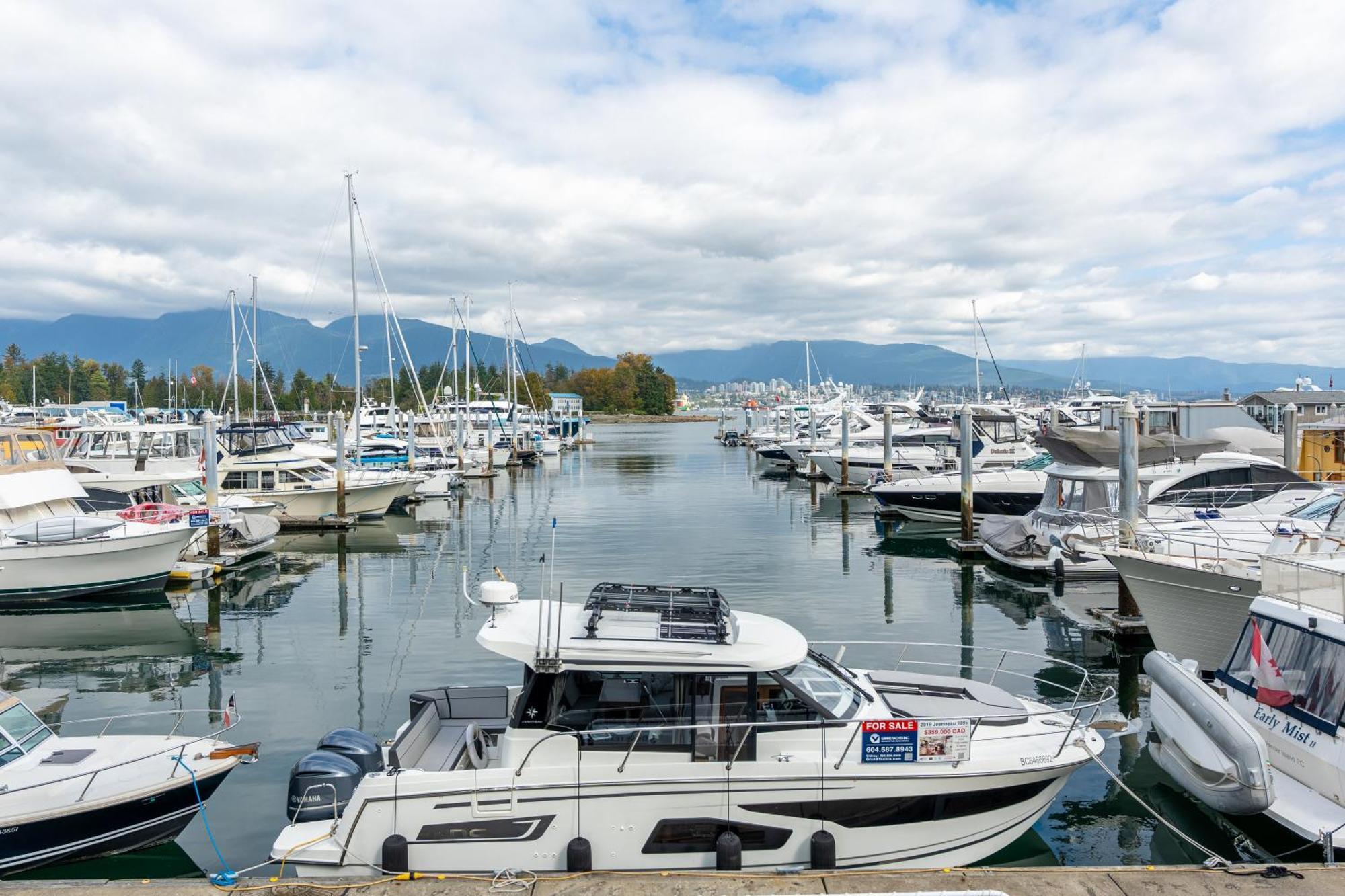 Apartment Modern Two-bedroom Waterfront With Panoramic Coal Harbour Views And Luxurious Amenities