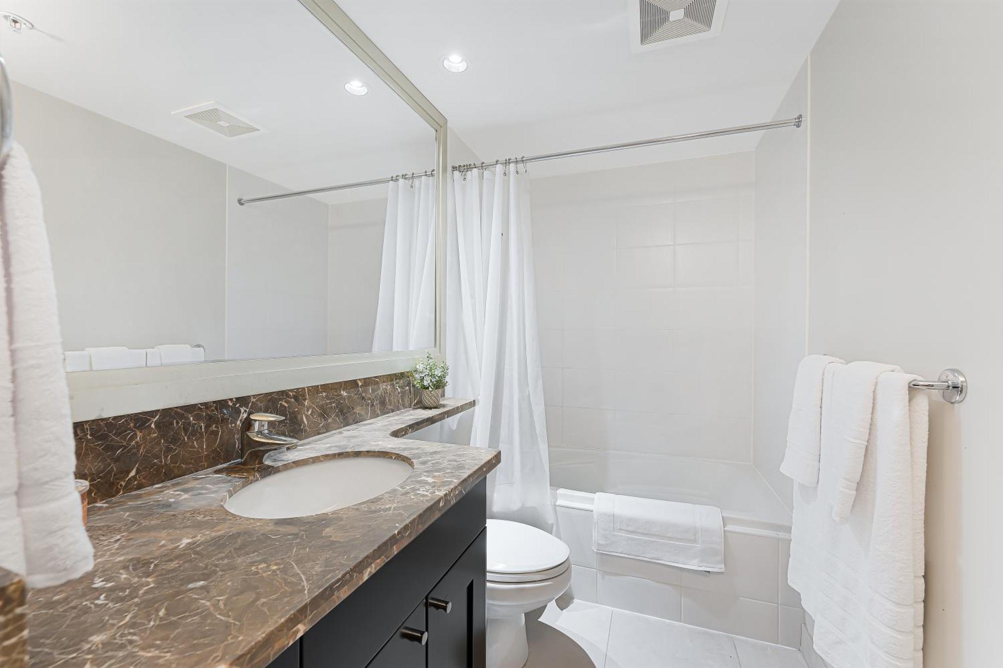 Apartment Modern Two-bedroom Waterfront With Panoramic Coal Harbour Views And Luxurious Amenities Vancouver