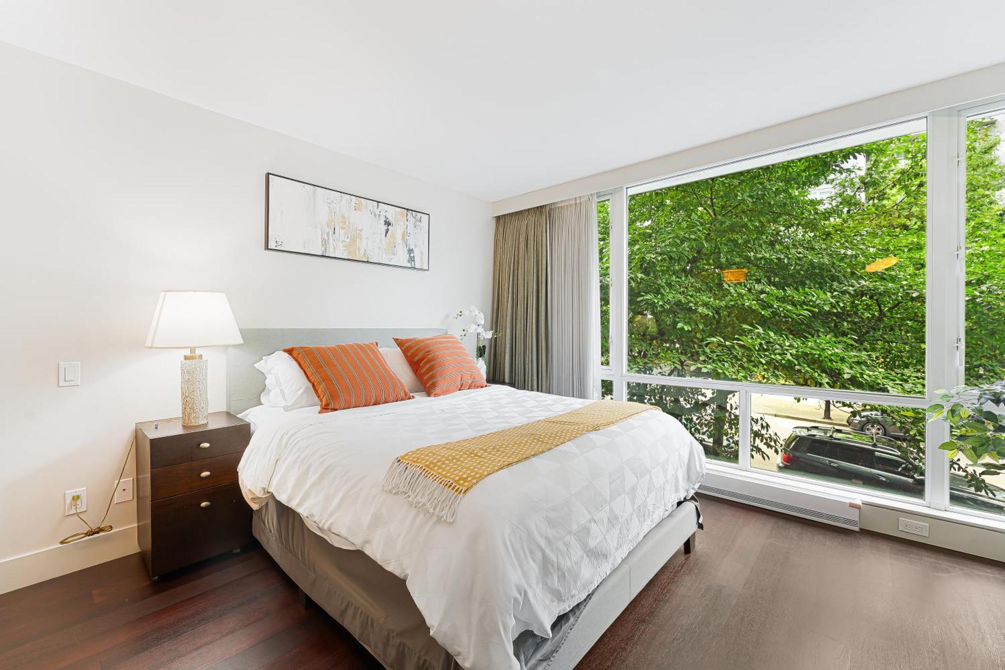 Modern Two-bedroom Waterfront With Panoramic Coal Harbour Views And Luxurious Amenities Vancouver