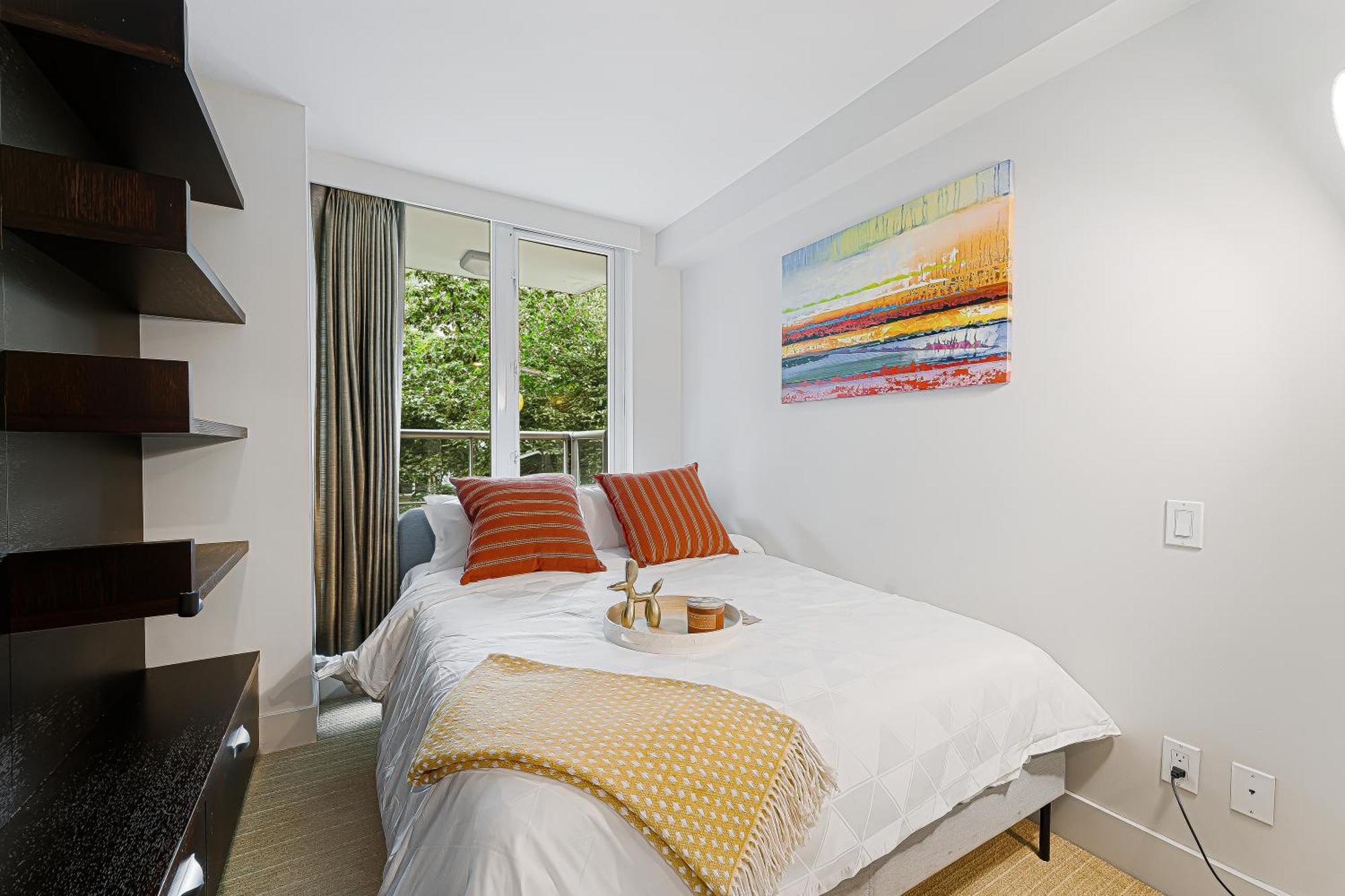 Modern Two-bedroom Waterfront With Panoramic Coal Harbour Views And Luxurious Amenities * Vancouver