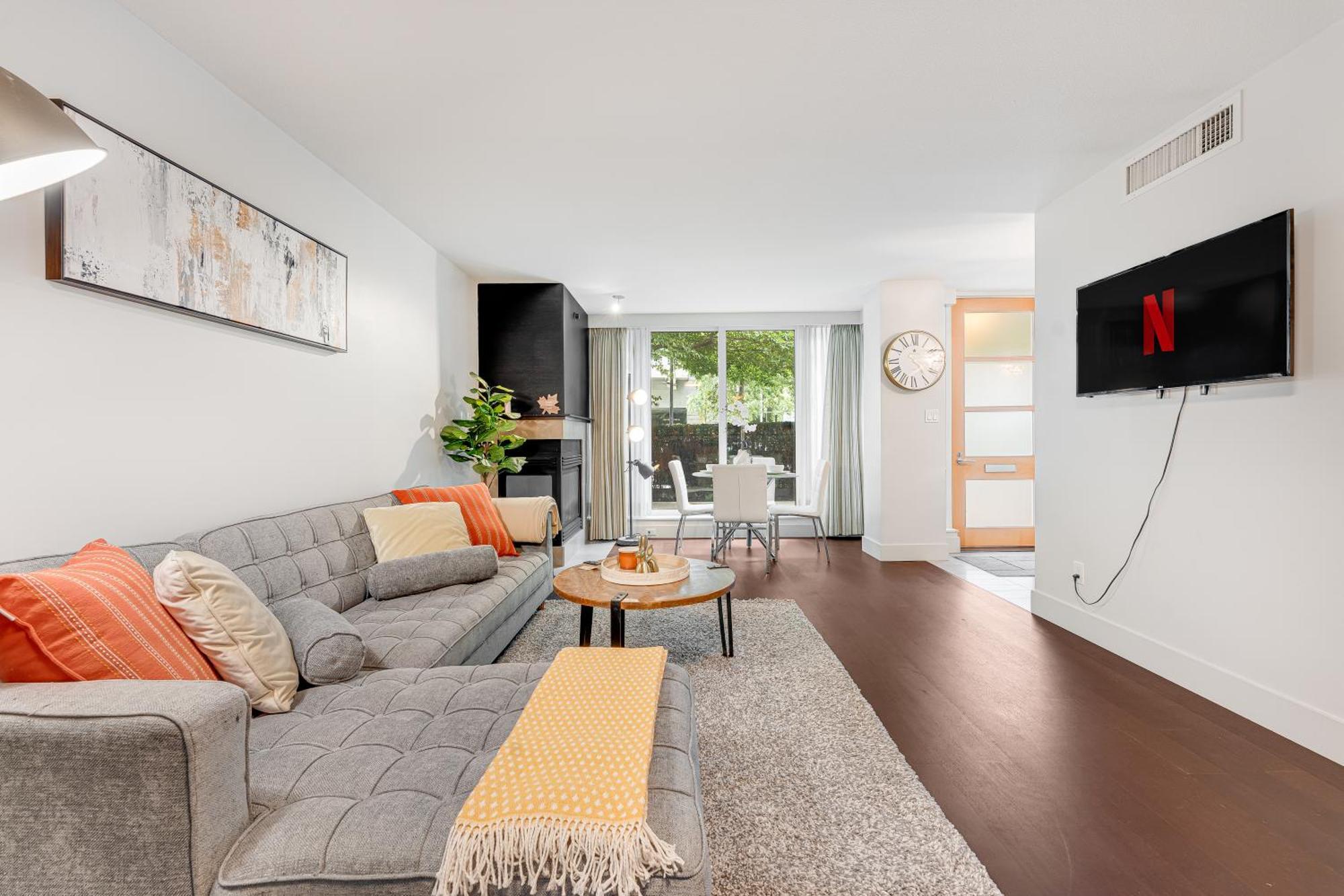 Modern Two-bedroom Waterfront With Panoramic Coal Harbour Views And Luxurious Amenities *