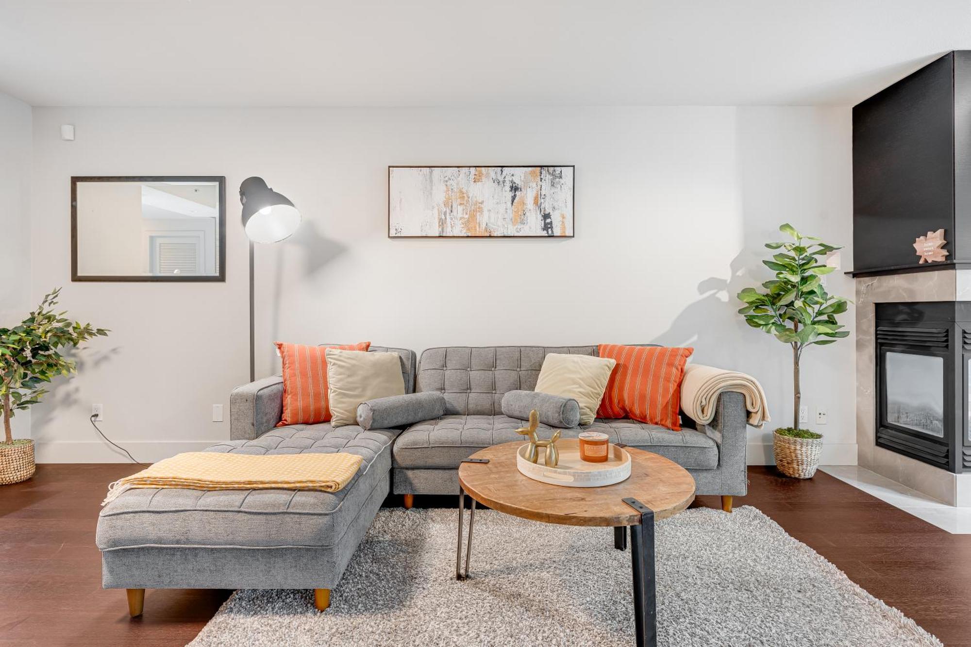 Modern Two-bedroom Waterfront With Panoramic Coal Harbour Views And Luxurious Amenities Apartment Vancouver