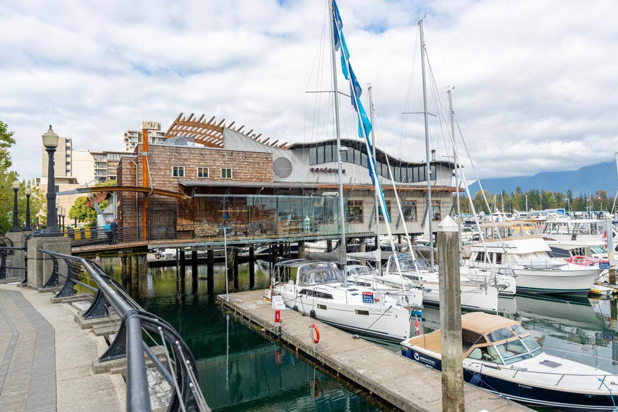 Modern Two-bedroom Waterfront With Panoramic Coal Harbour Views And Luxurious Amenities *