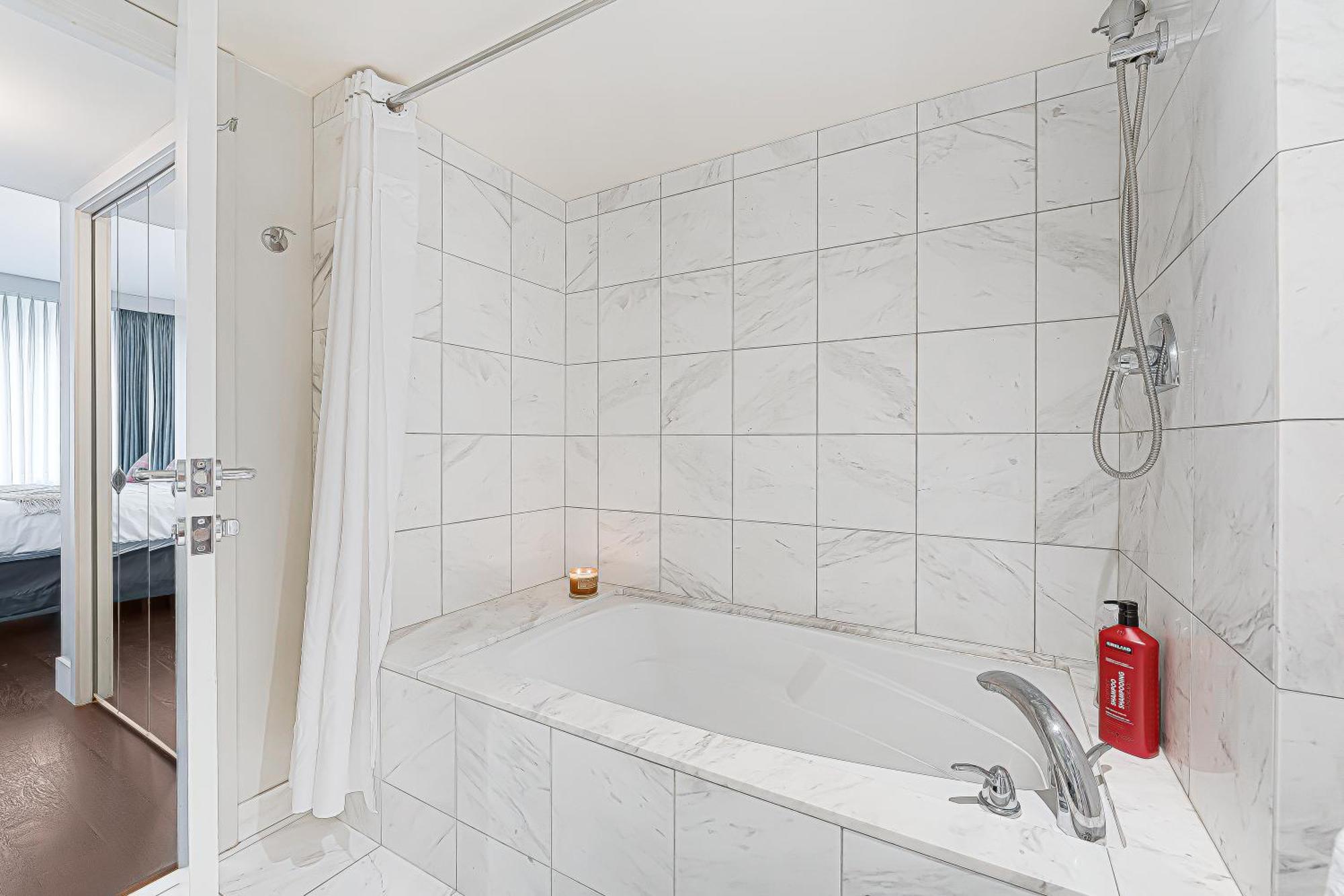 Modern Two-bedroom Waterfront With Panoramic Coal Harbour Views And Luxurious Amenities * Vancouver