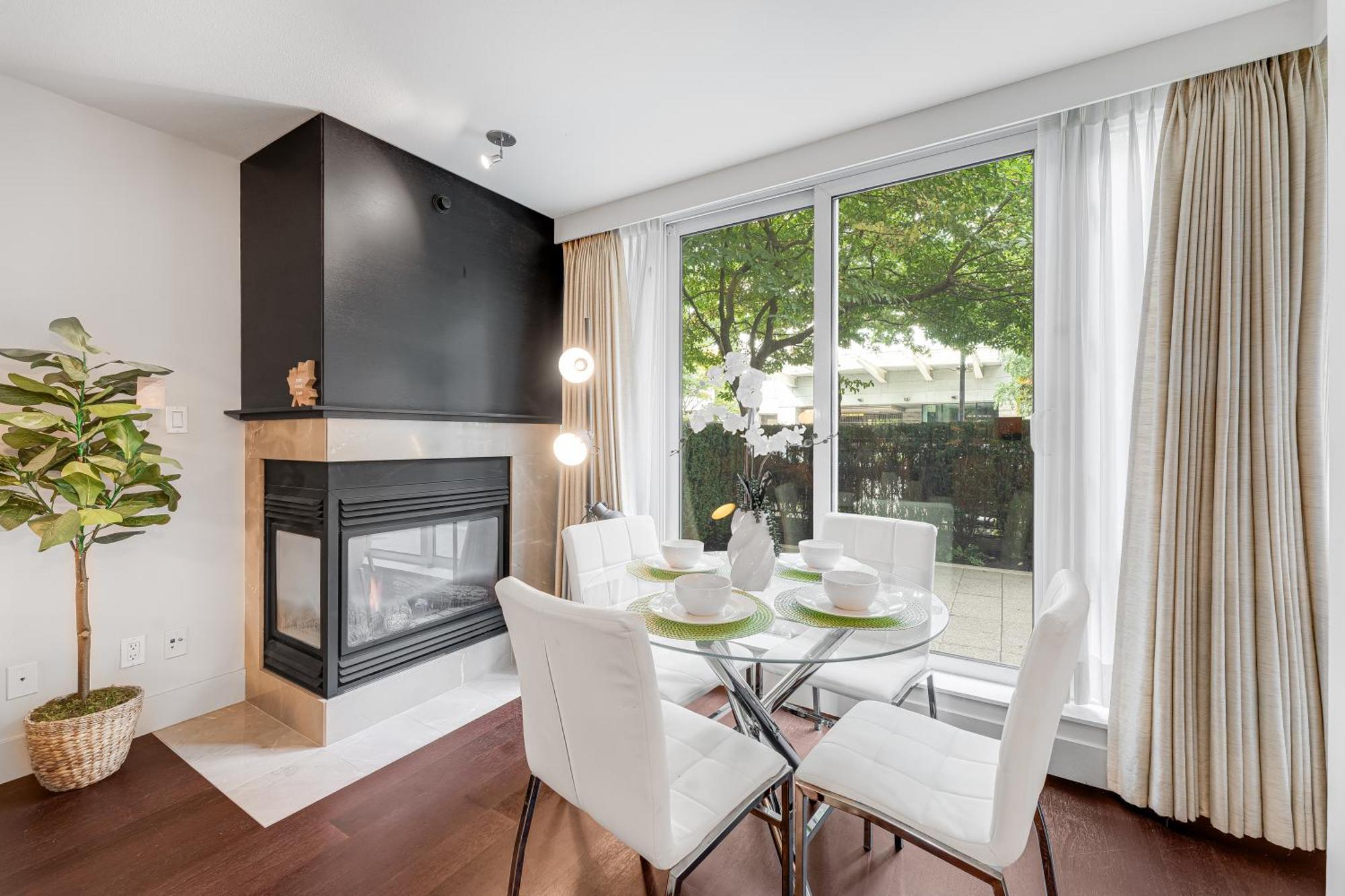 Modern Two-bedroom Waterfront With Panoramic Coal Harbour Views And Luxurious Amenities * Vancouver