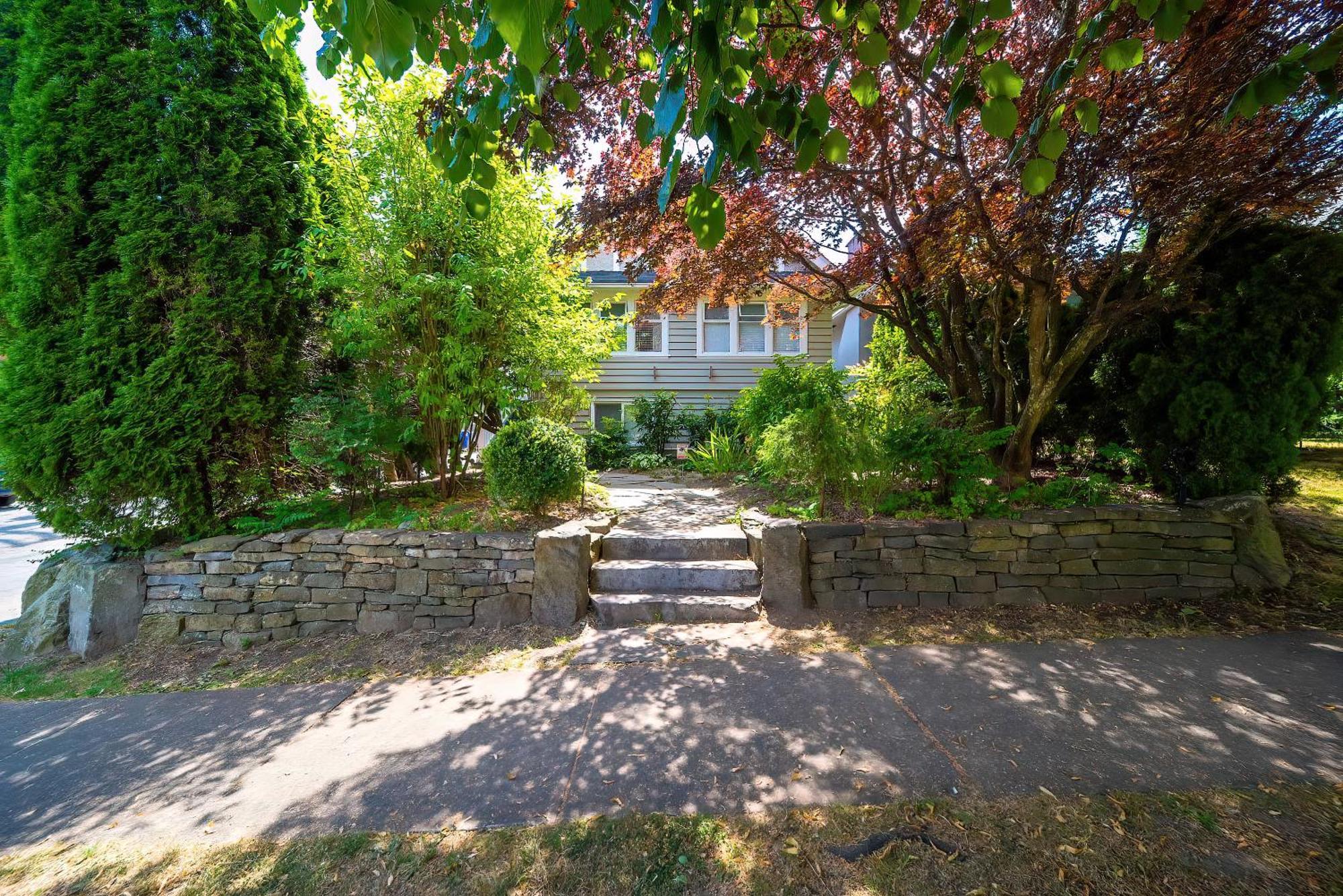 Charming 3br Near Ubc With Parking & Backyard Villa Vancouver