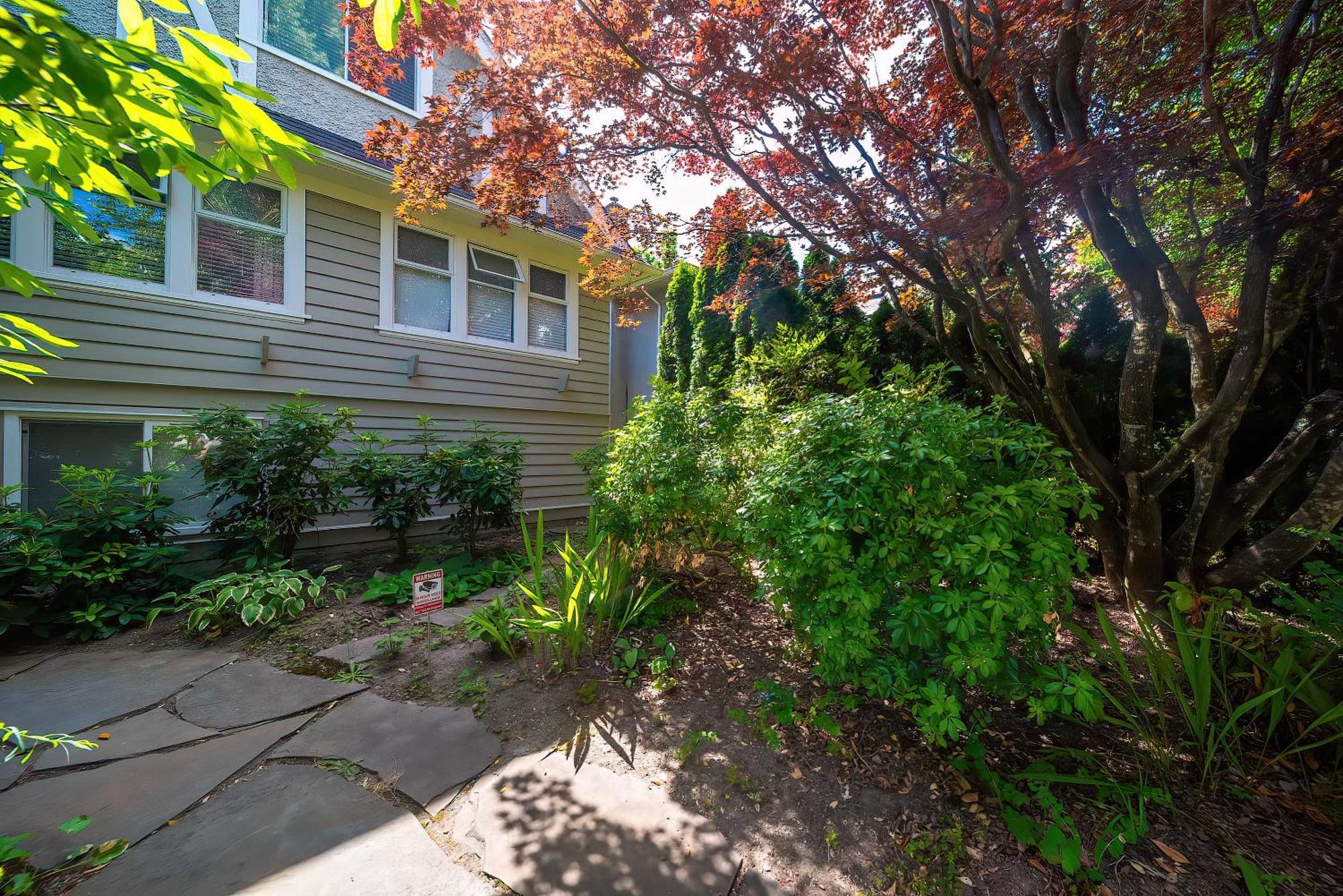 Charming 3br Near Ubc With Parking & Backyard Villa