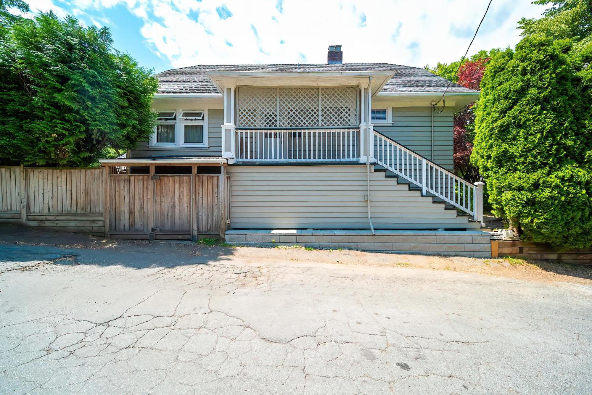 Villa Charming 3br Near Ubc With Parking & Backyard Vancouver