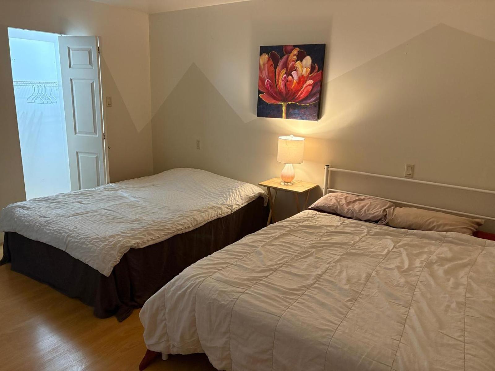 Metro Bnb - Walk To Restaurants, Shopping & Transit *