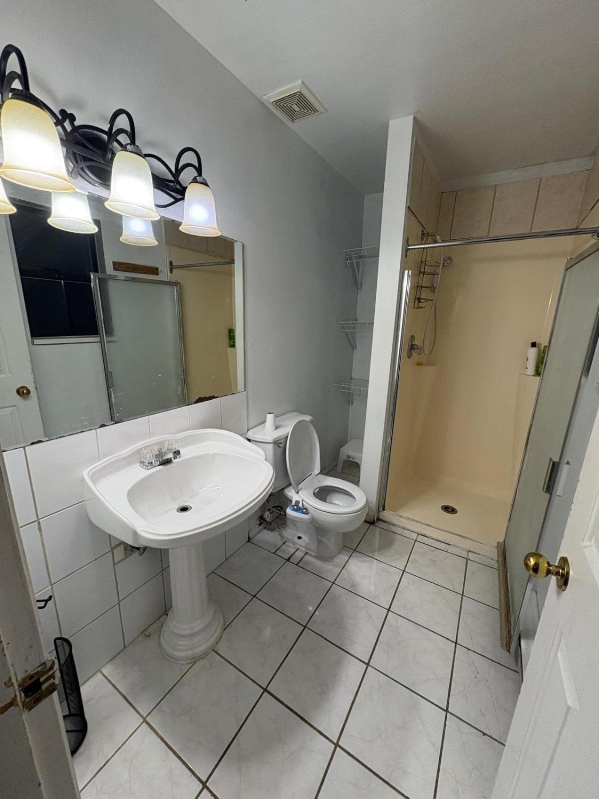 Homestay Metro Bnb - Walk To Restaurants, Shopping & Transit