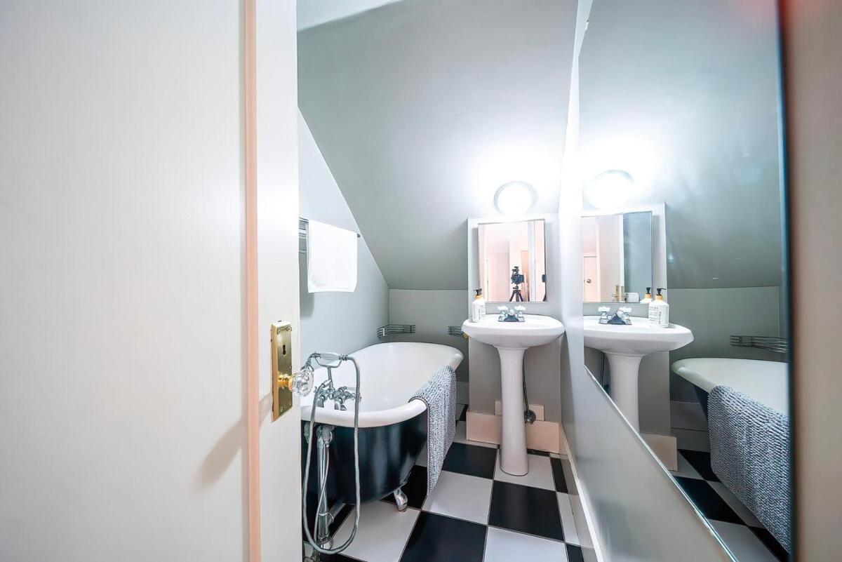 Villa Charming 3br Near Ubc With Parking & Backyard