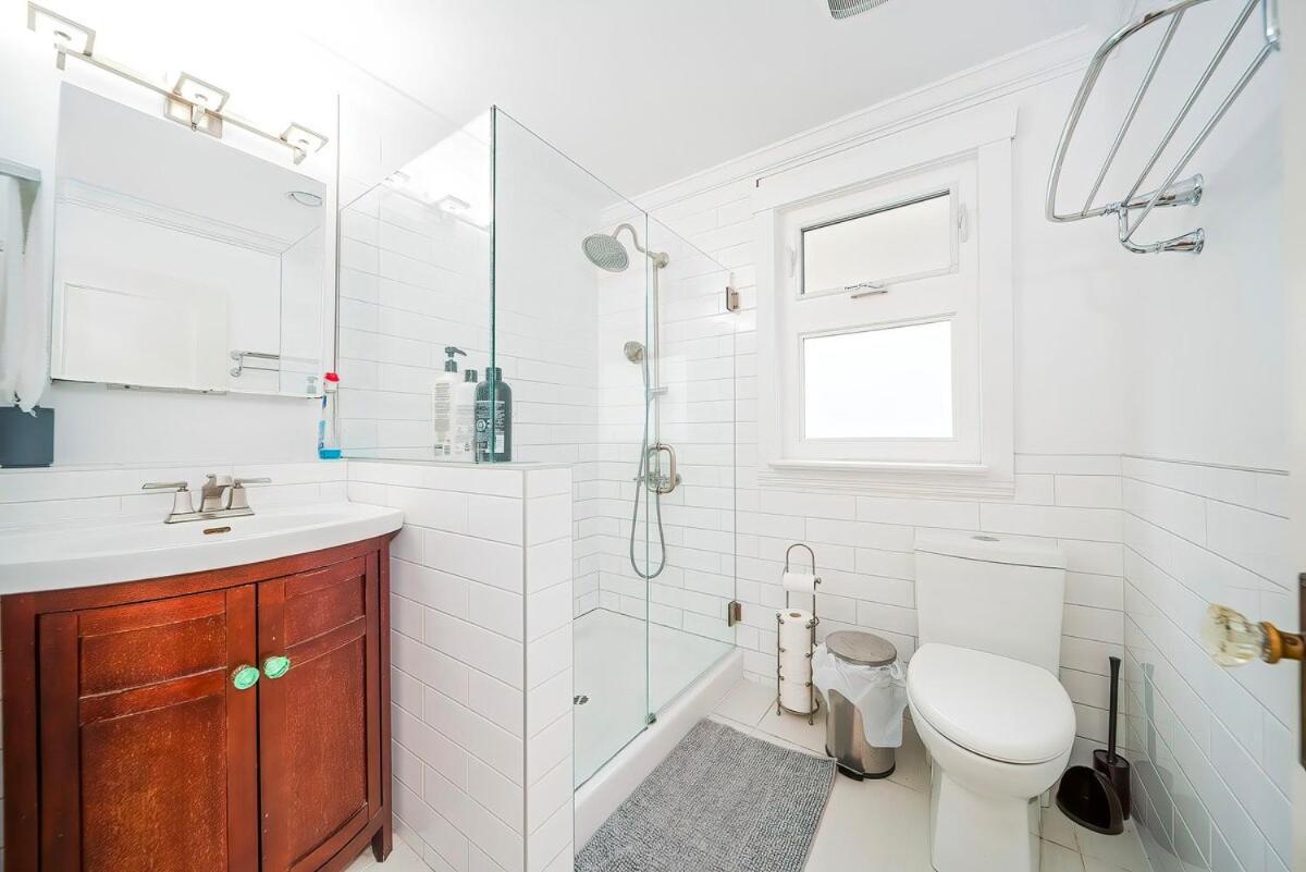 Villa Charming 3br Near Ubc With Parking & Backyard *