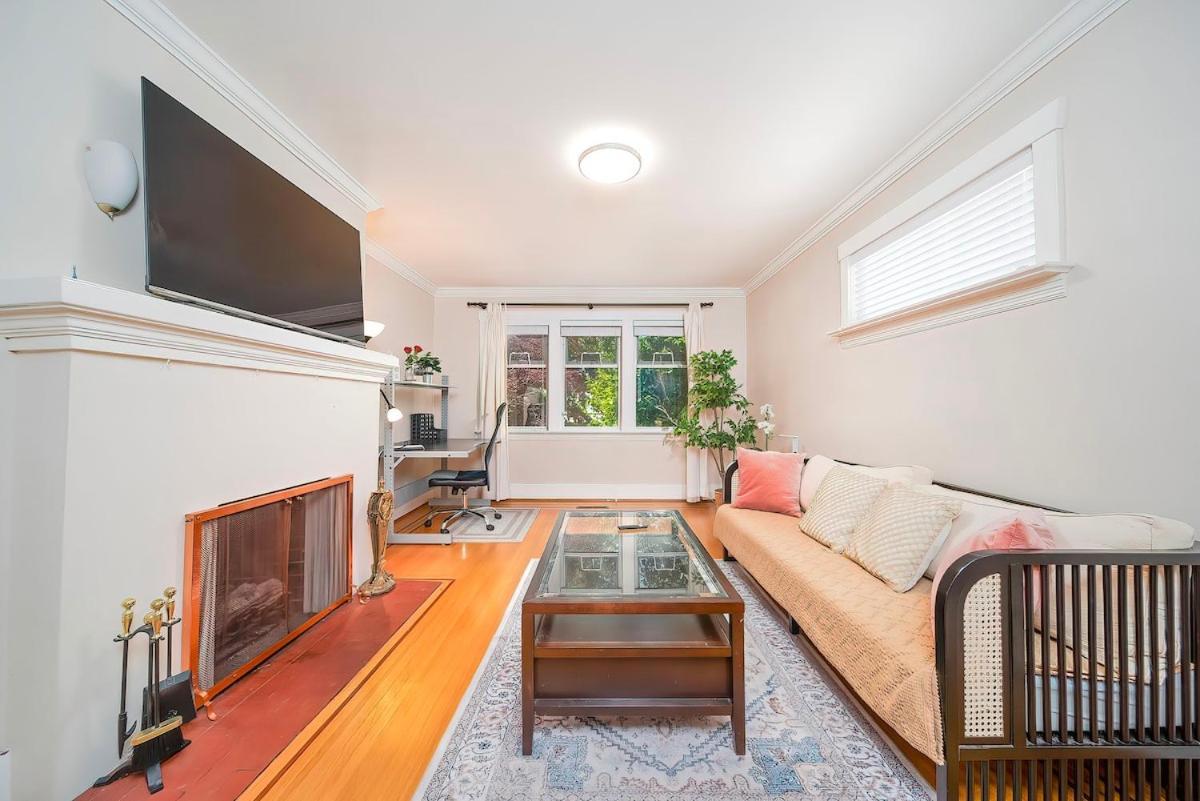 Charming 3br Near Ubc With Parking & Backyard Villa Vancouver