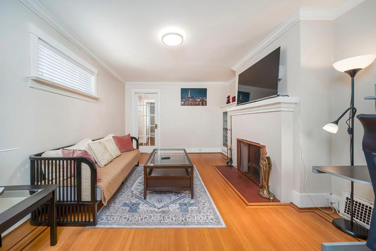 Villa Charming 3br Near Ubc With Parking & Backyard *