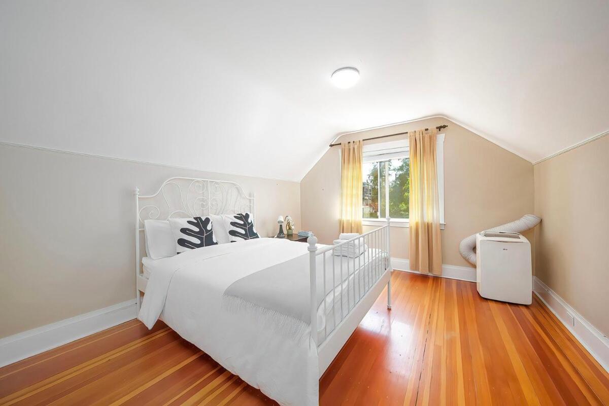 Charming 3br Near Ubc With Parking & Backyard Villa Vancouver