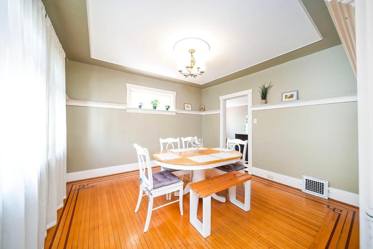 Villa Charming 3br Near Ubc With Parking & Backyard Vancouver