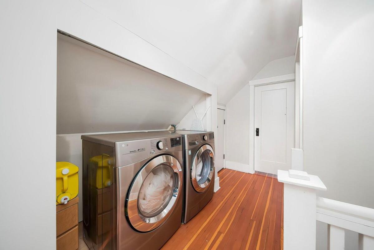 Charming 3br Near Ubc With Parking & Backyard Vancouver