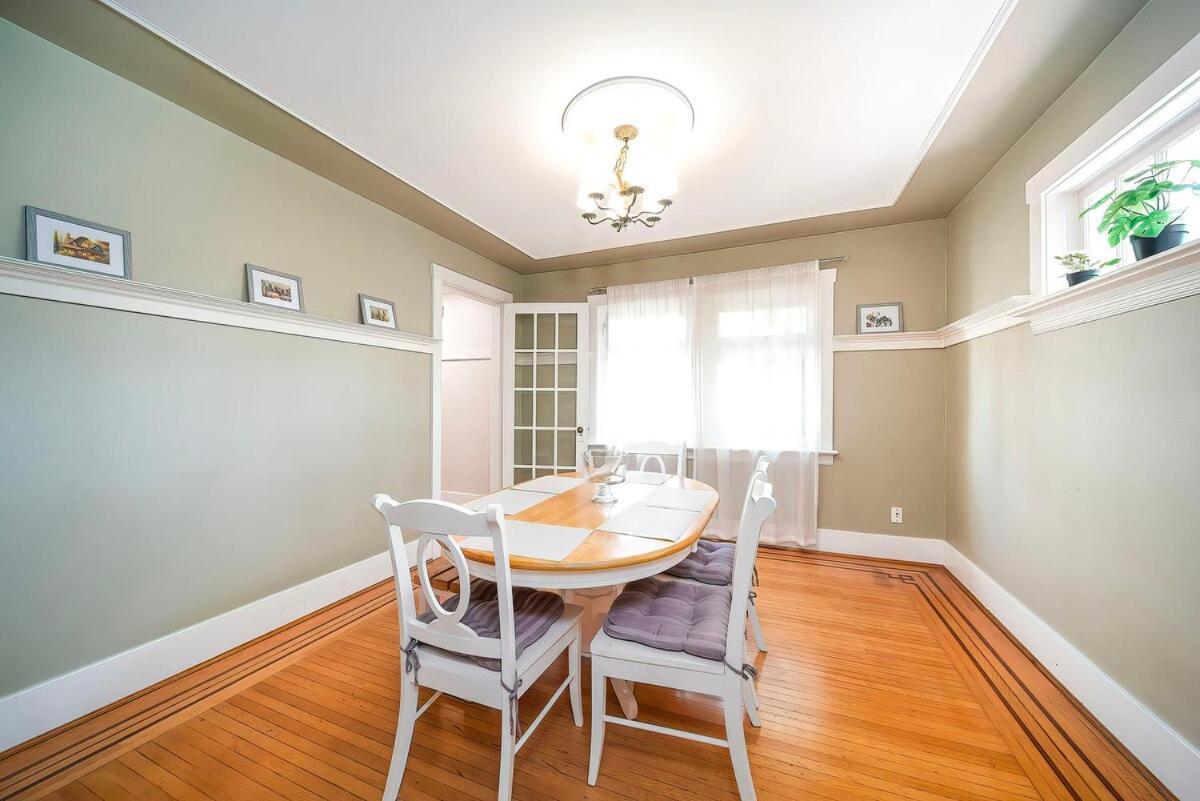Charming 3br Near Ubc With Parking & Backyard Villa *